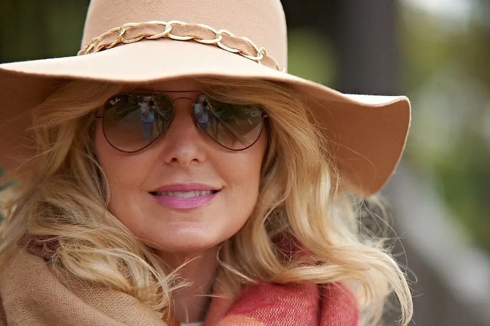 Suede Bootie, skinny jeans, white sweater, scarves, how to wear hat, how to wear skinny jeans, fashion, fall trends, rayban, pink lipstick, camel hat
