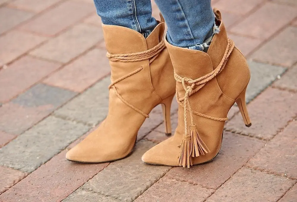 Suede Bootie, skinny jeans, white sweater, scarves, how to wear hat, how to wear skinny jeans, fashion, fall trends,