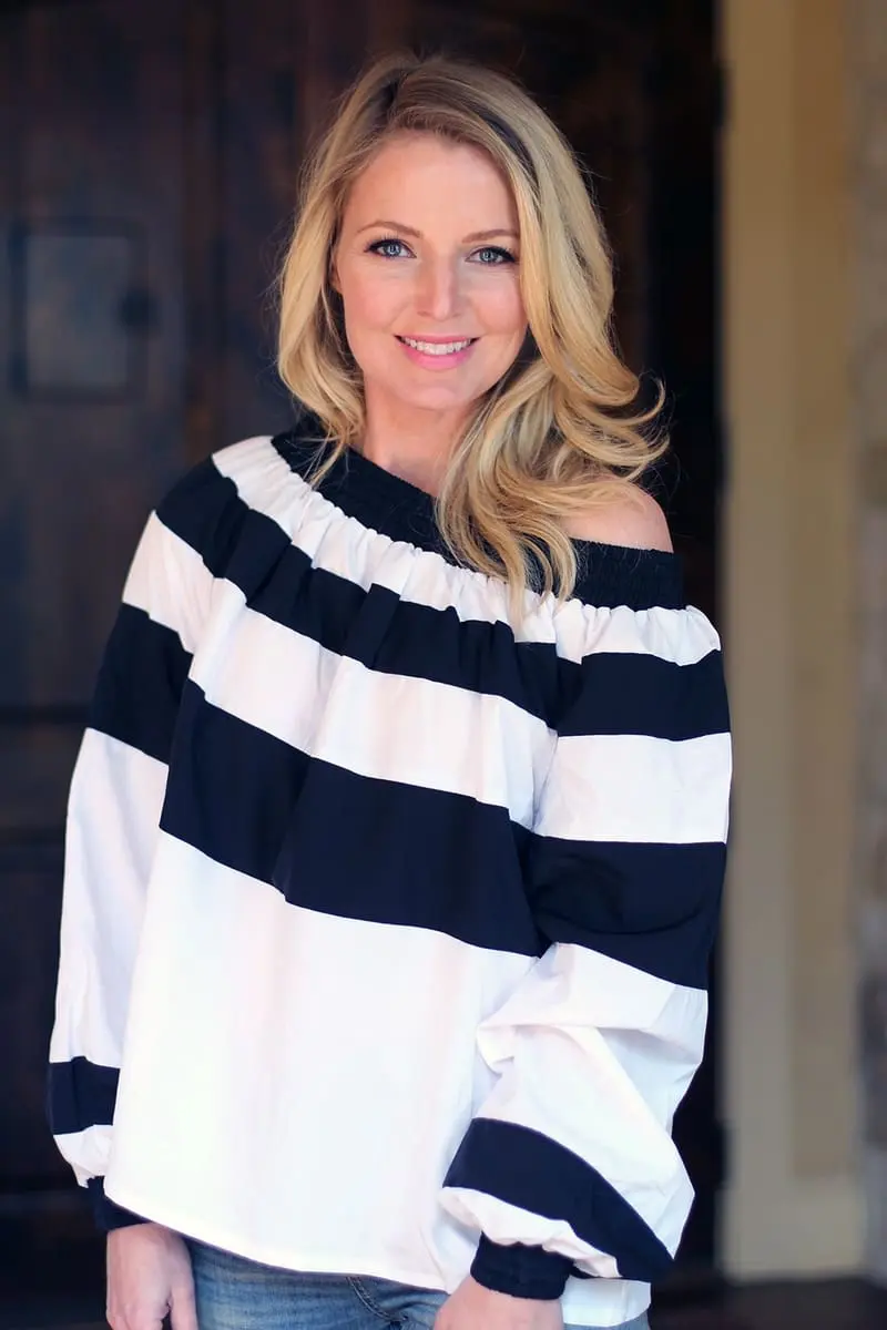 erin busbee of busbeestyle wearing an MLM label off shoulder top and skinny cropped jeans by citizens of humanity