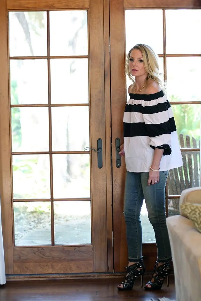 erin busbee of busbeestyle wearing an MLM label off shoulder top and skinny cropped jeans by citizens of humanity