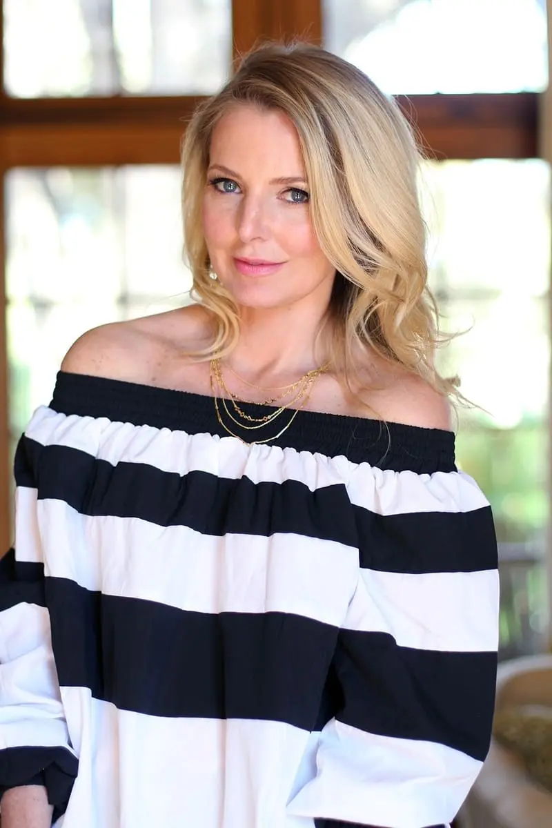 erin busbee of busbeestyle wearing an MLM label off shoulder top and skinny cropped jeans by citizens of humanity with gorjana necklace