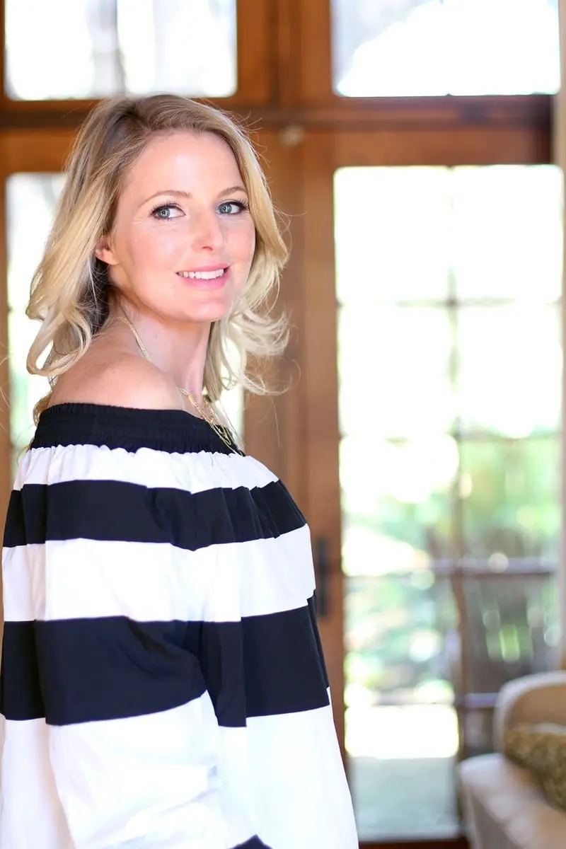 erin busbee of busbeestyle wearing an MLM label off shoulder top and skinny cropped jeans by citizens of humanity with gorjana necklace