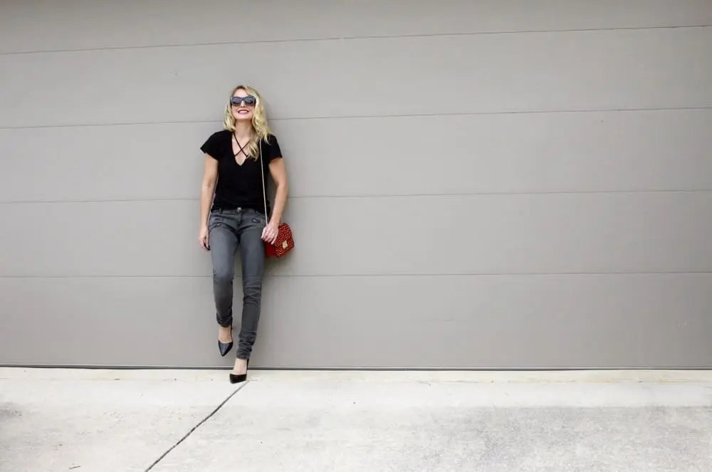Criss Cross Tee, black tee, great tee, basic tee, wardrobe, styling, shopping, skinny jeans, red bag