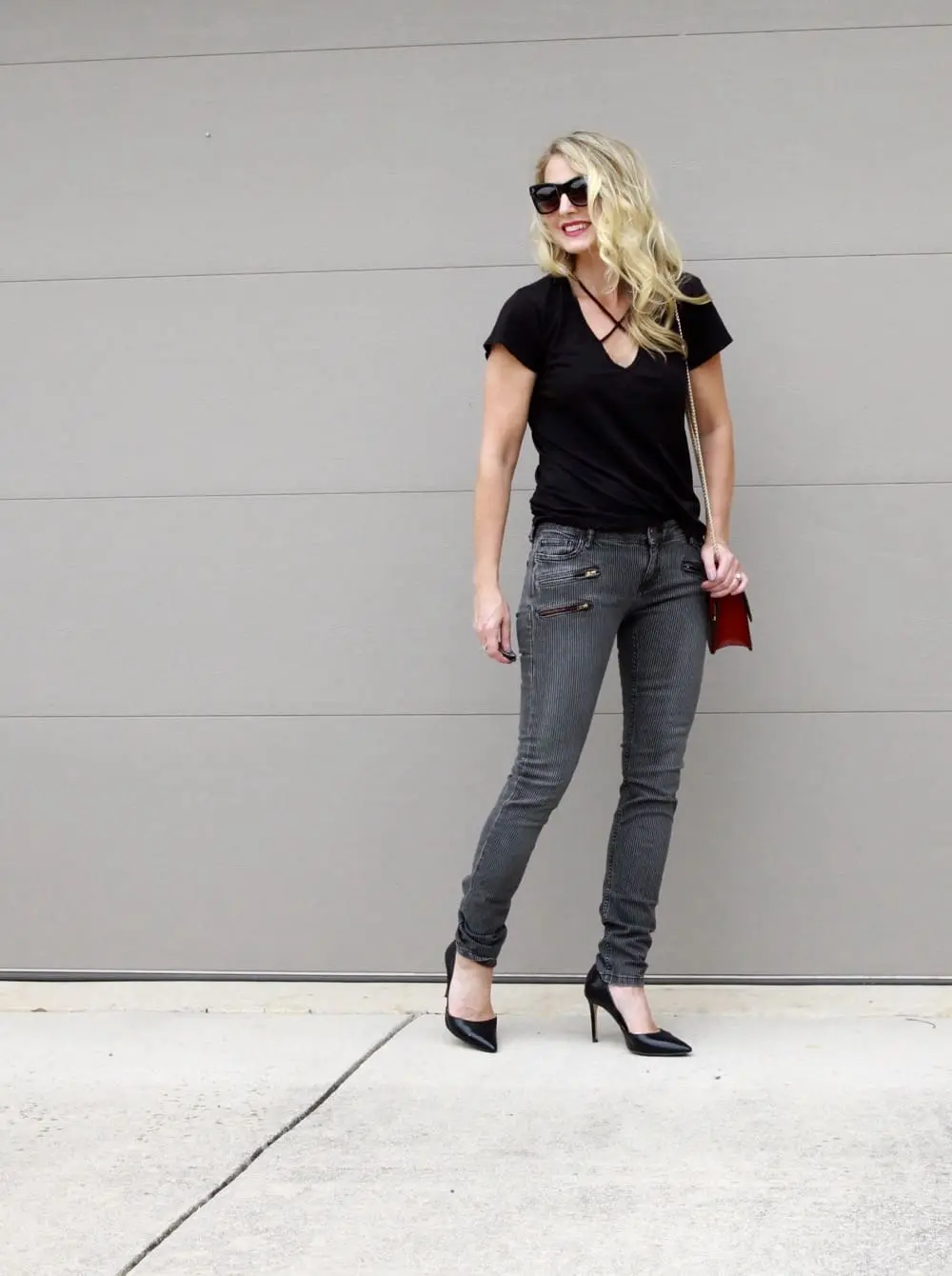 Criss Cross Tee, black tee, great tee, basic tee, wardrobe, styling, shopping, skinny jeans, red bag, jeans, denim, best denim, favorites, fall fashion, outfit ideas