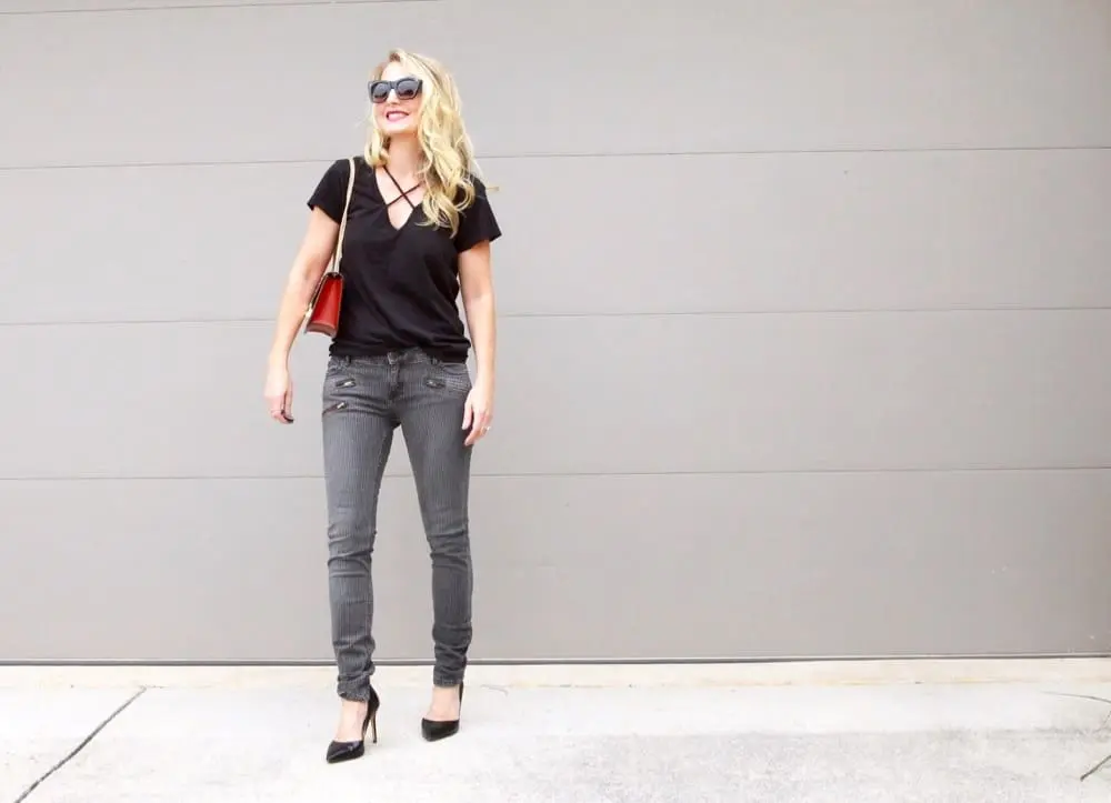 Criss Cross Tee, black tee, great tee, basic tee, wardrobe, styling, shopping, skinny jeans, red bag