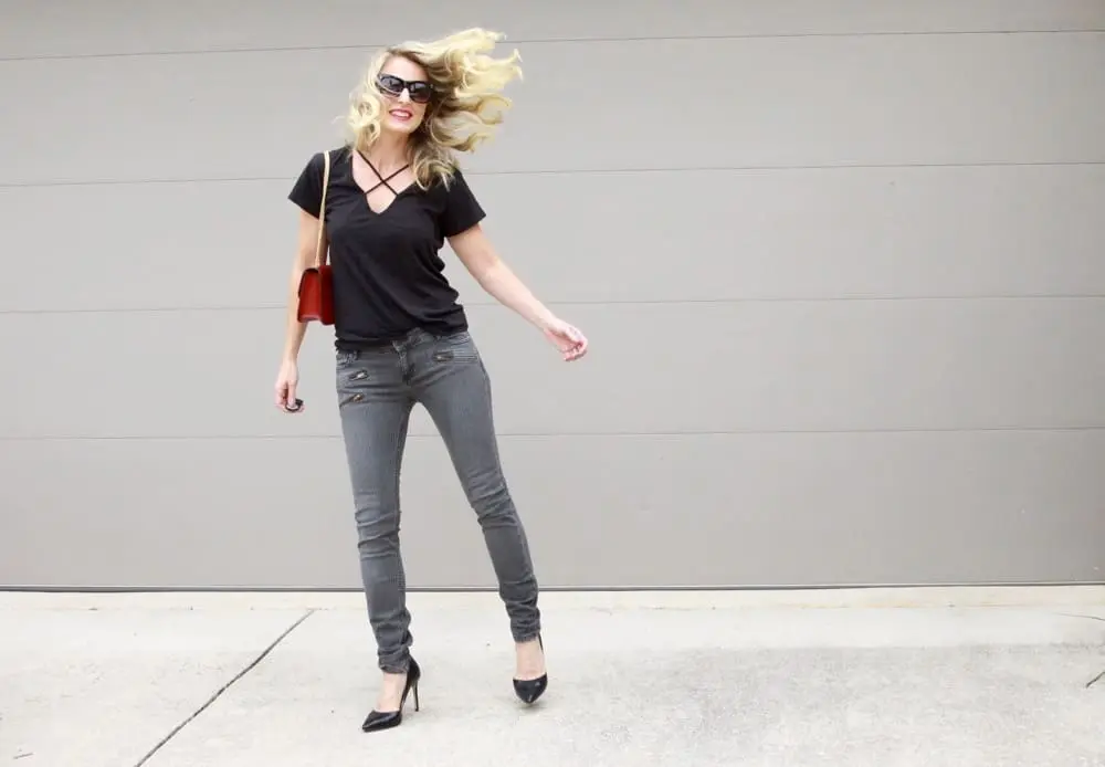 Criss Cross Tee, black tee, great tee, basic tee, wardrobe, styling, shopping, skinny jeans, red bag