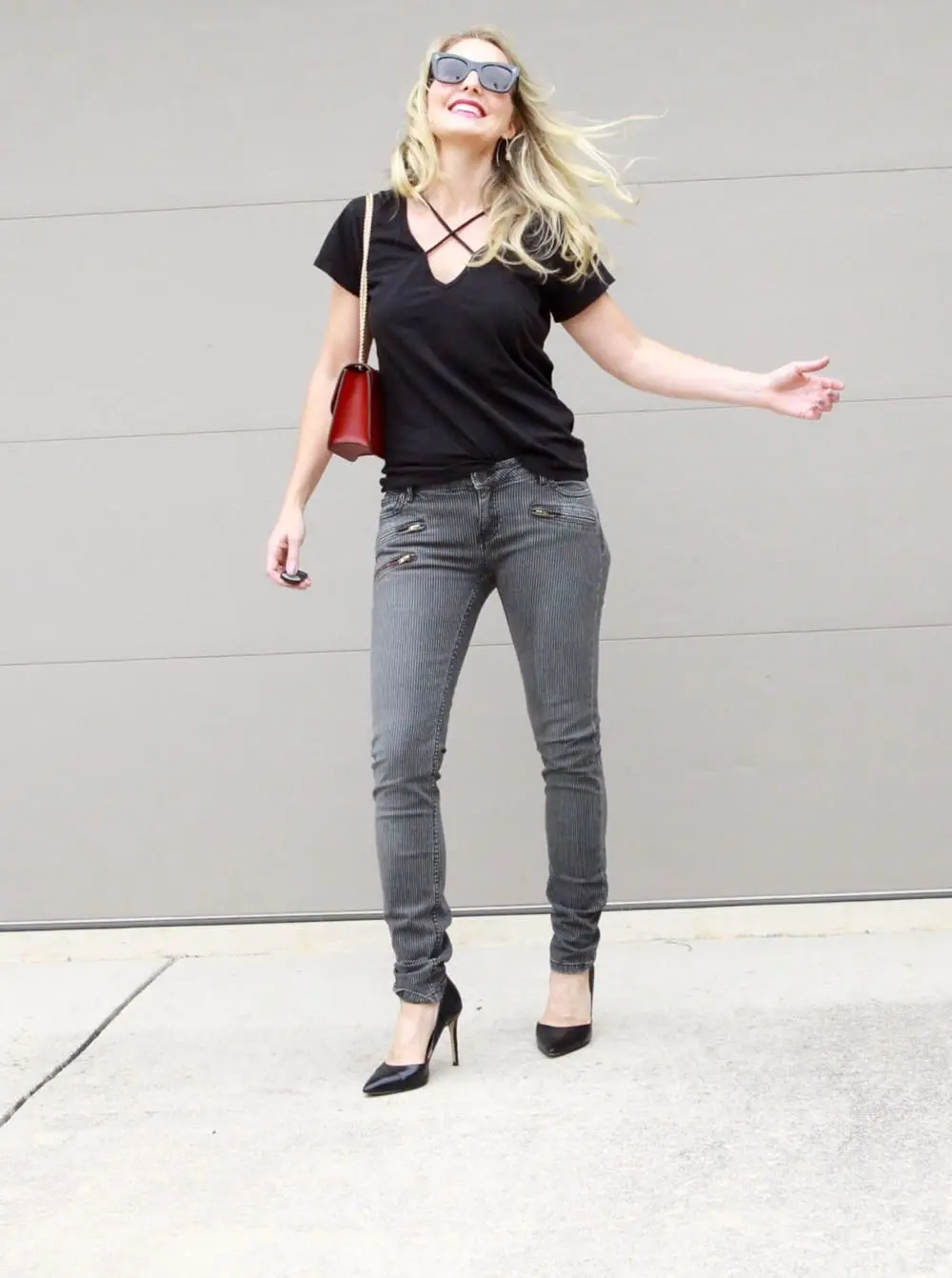 Criss Cross Tee, black tee, great tee, basic tee, wardrobe, styling, shopping, skinny jeans, red bag
