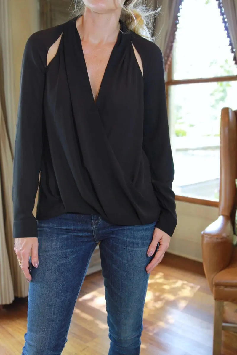 black trouve blouse from nordstrom with shoulder cutouts, paired with dark wash skinny jeans by citizens of humanity
