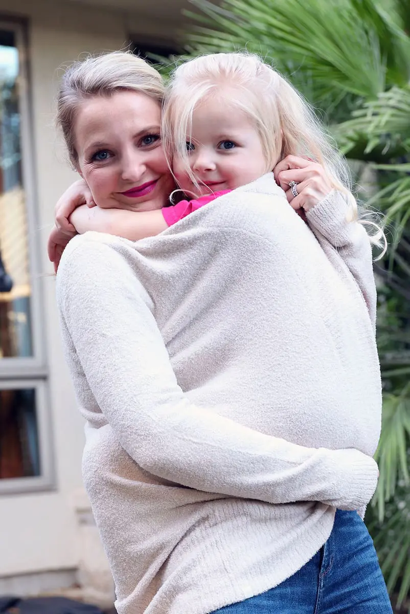 erin busbee daughter elizabeth snuggled up in nordstrom barefoot dreams sweater