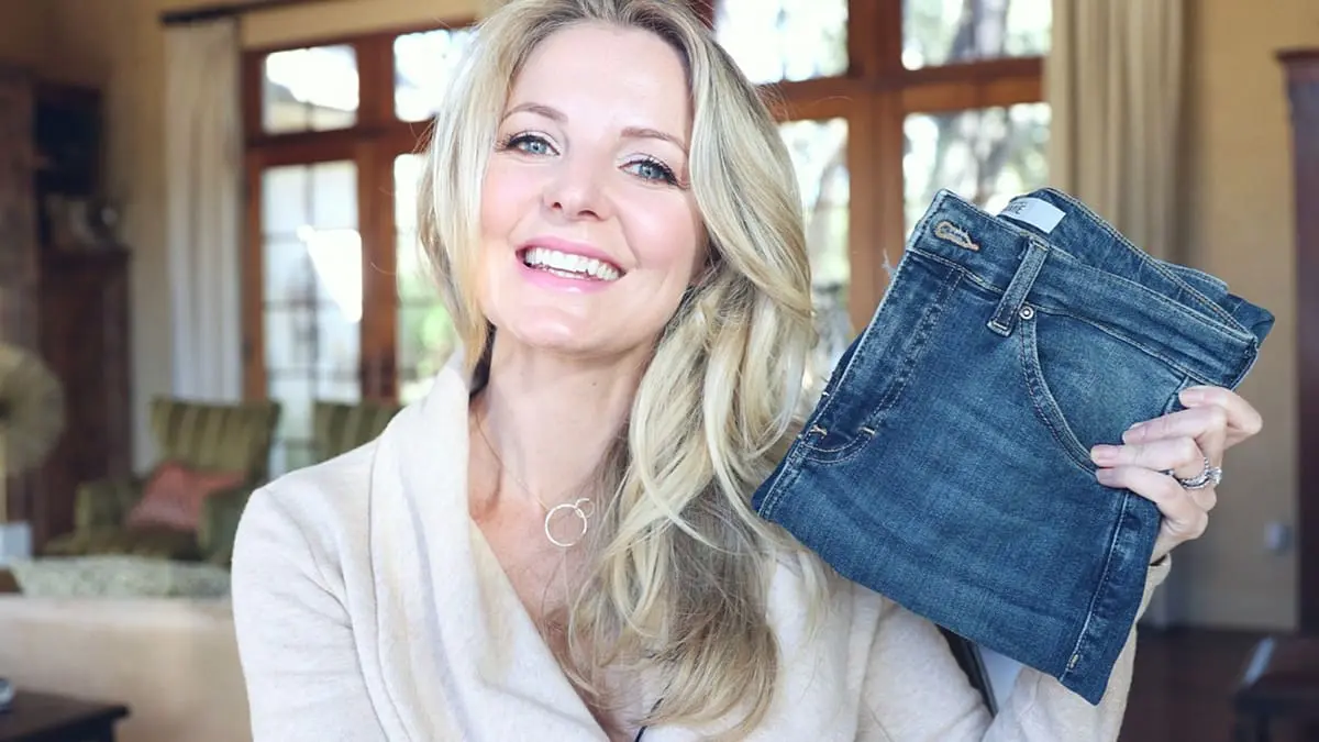 january favorites video featuring some of my favorites from the month including skincare by Elemis, booties by Pour la victoire, jeans by topshop and lovers + friends, mules by Sam Edelman, dainty jewelry for Valentines day gifts, and white wide leg, high rise pants by Milly