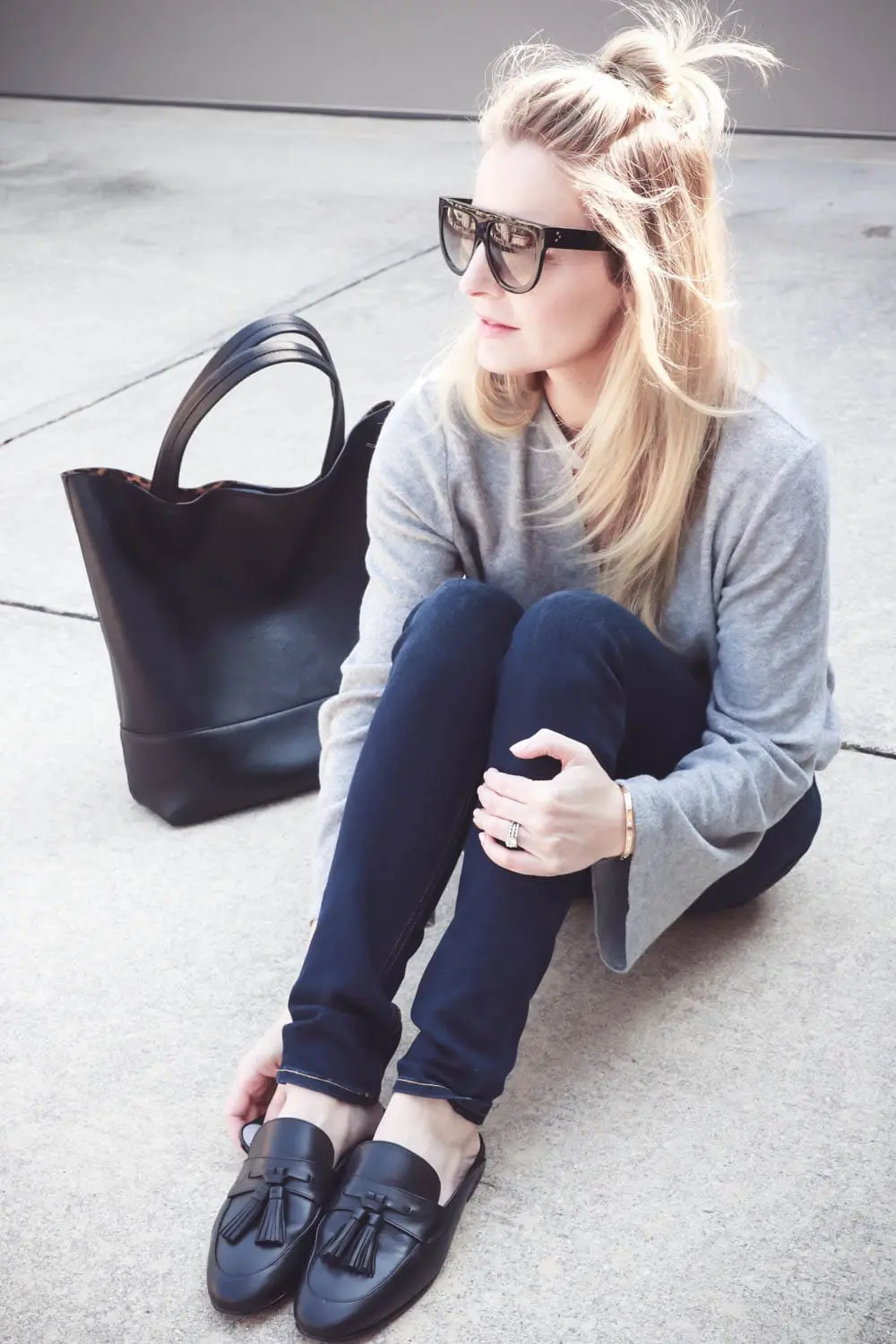 Erin Busbee of BusbeeStyle.com wearing Rag & Bone skinny jeans in bedford from Nordstrom and a PST Project social tee from Nordstrom with a black vegan sole society tote bag and tassel loafers by Sam Edelman 