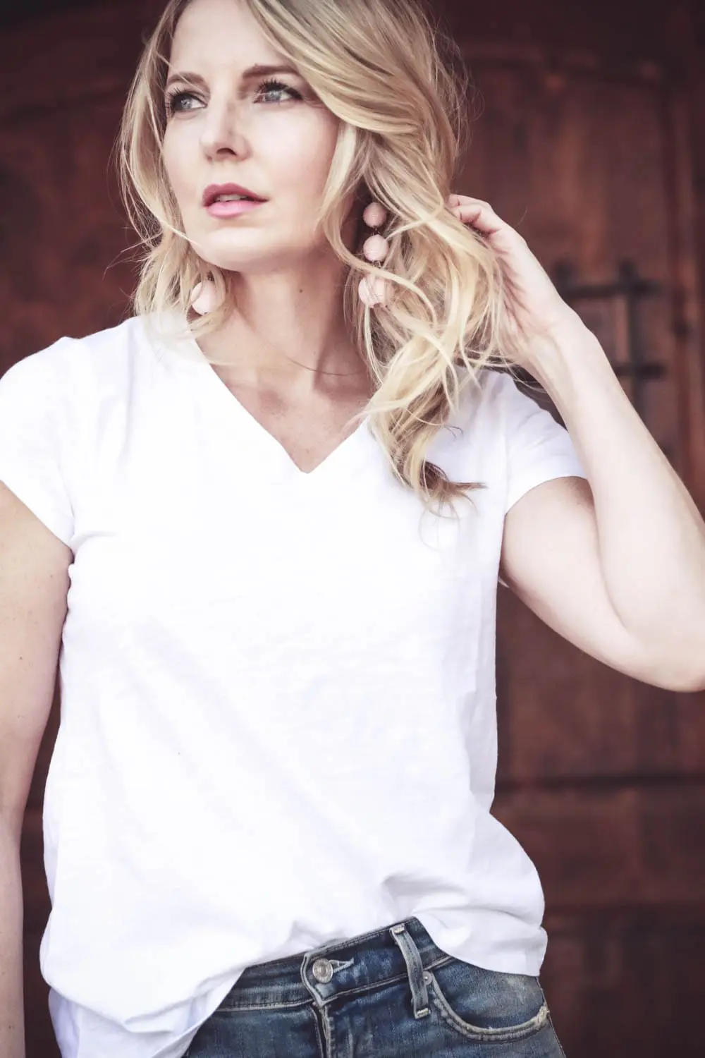 spring wardrobe basics with nordstrom. In this picture, Erin Busbee of busbeestyle from san antonio, texas is wearing an eileen fisher white cotton tee that is not see through