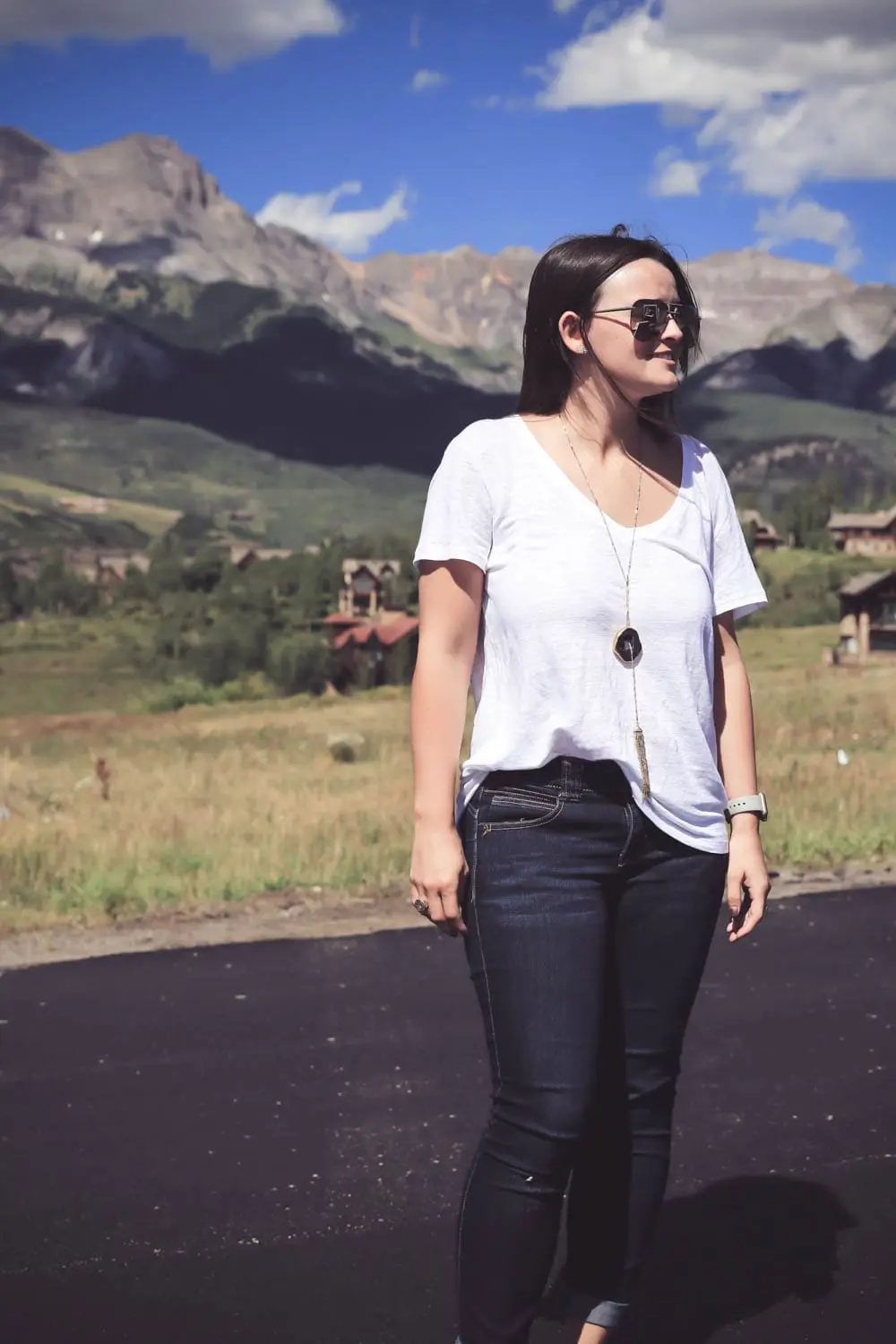 White Tee, Dark Wash Skinny Jeans, Flip Flops
