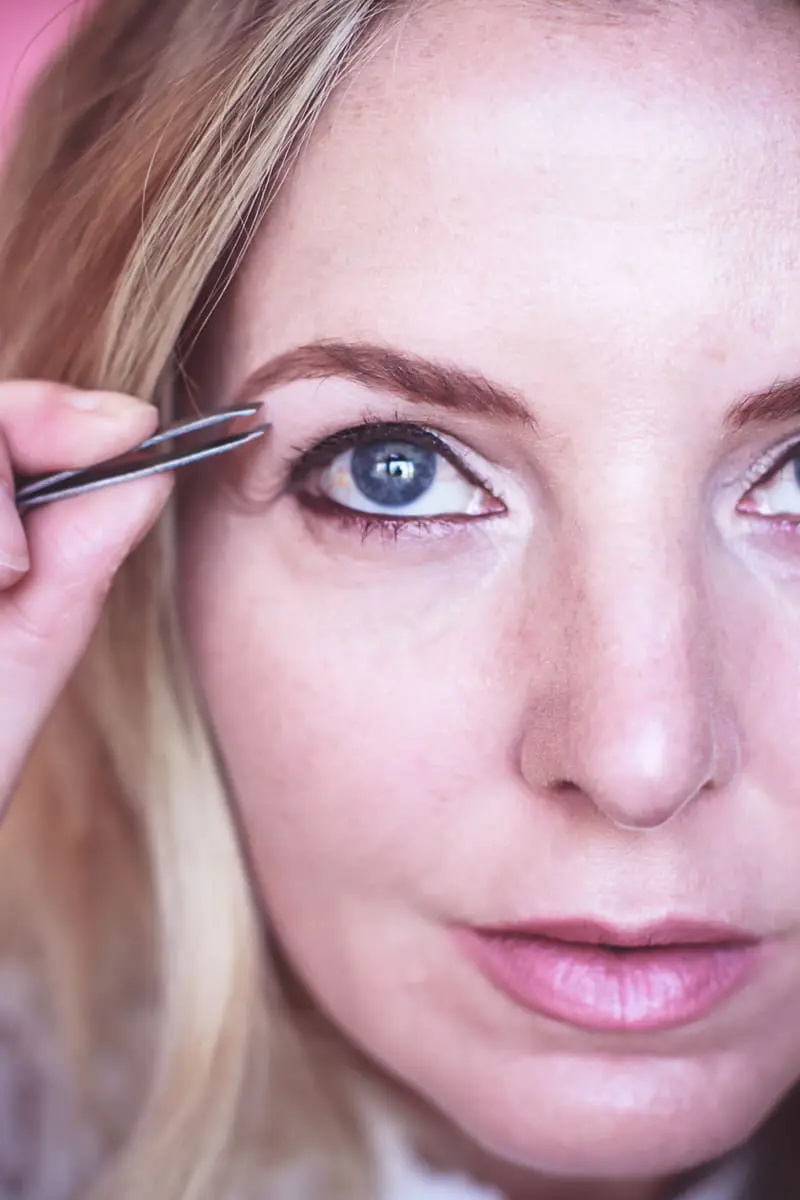 Holiday makeup gift sets, featuring benefit cosmetics from Ulta, eyebrow tweezers, from brownanza gift set, reviewed by beauty blogger over 40, Erin Busbee of Busbee Style