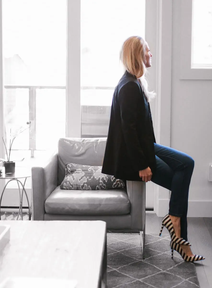 Spring Blazers 2018 women's, how to style spring blazers with Erin Busbee of BusbeeStyle featuring a Madewell longline, boyfriend black blazer and skinny jeans