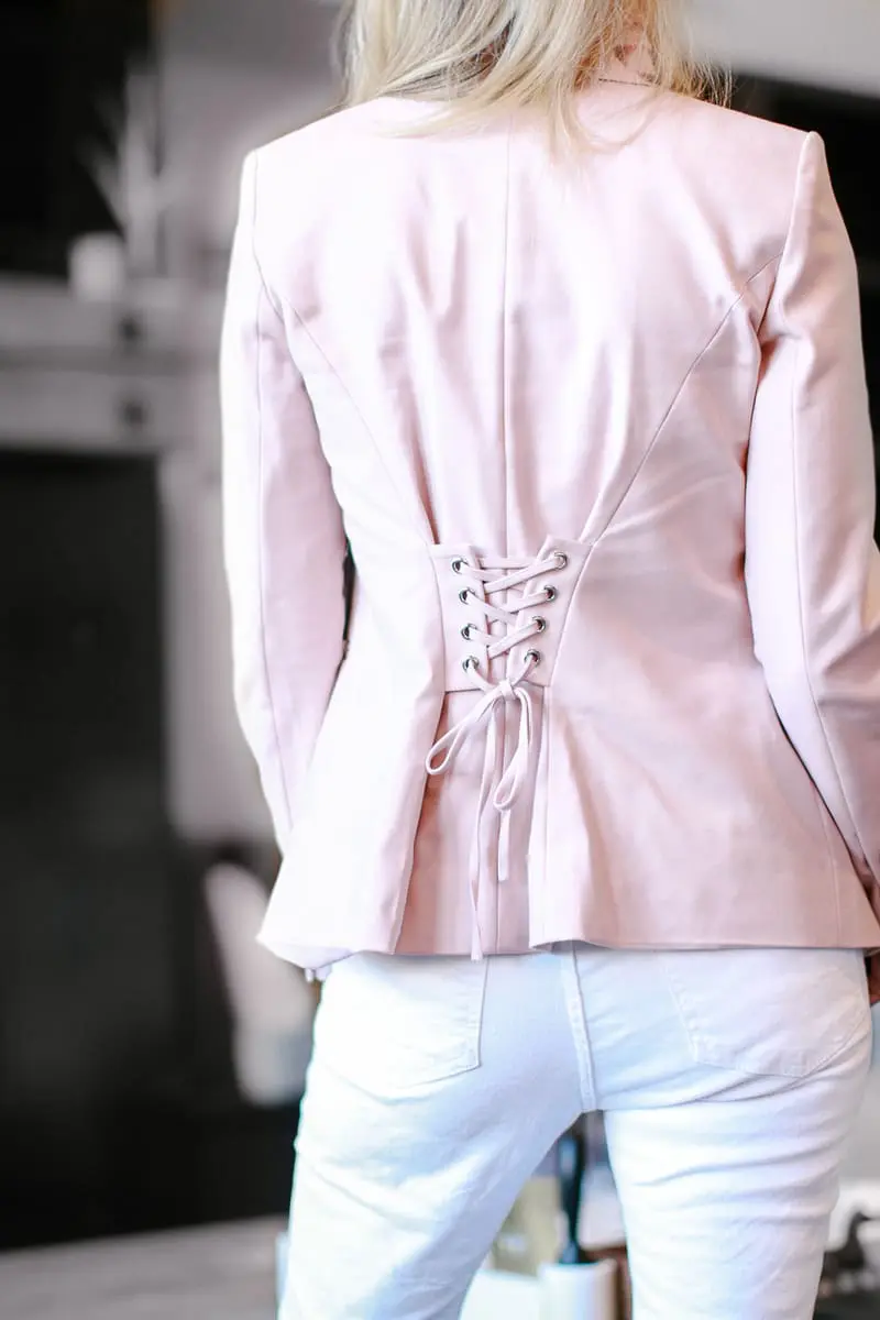 Spring Blazers 2018 women's, how to style spring blazers with Erin Busbee of BusbeeStyle featuring a Vince Camuto pink corset back blazer and white Topshop skinny jeans with Louise et Cie floral print pumps
