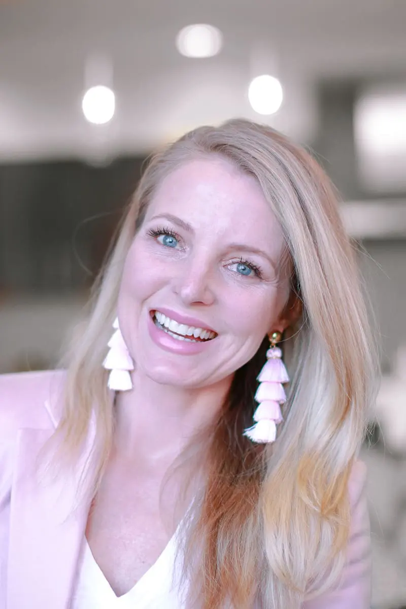 Spring Blazers 2018 women's, how to style spring blazers with Erin Busbee of BusbeeStyle featuring a Vince Camuto pink corset back blazer and white Topshop skinny jeans with Louise et Cie floral print pumps and baublebar tassel earrings in pink