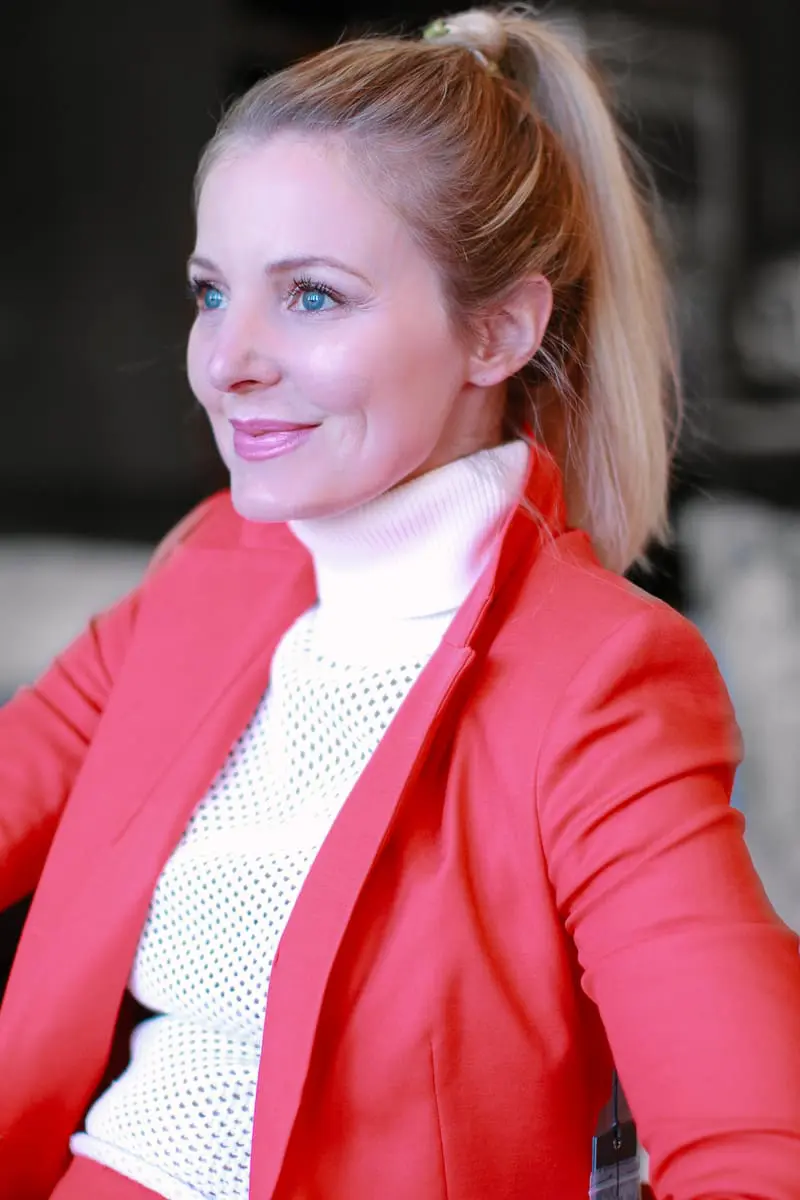 Spring Blazers 2018 women's, how to style spring blazers with Erin Busbee of BusbeeStyle featuring a Vince Camuto bright red blazer with a corset back detail, paired with Vince Camuto tapered ankle pants in red