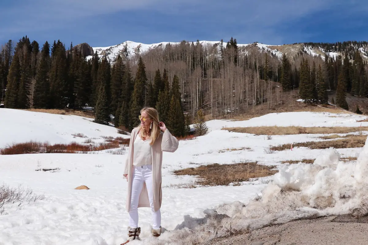 Busbee Style's Erin Busbee wearing a chic white look with long flared sleeve cardigan as a light layer for spring