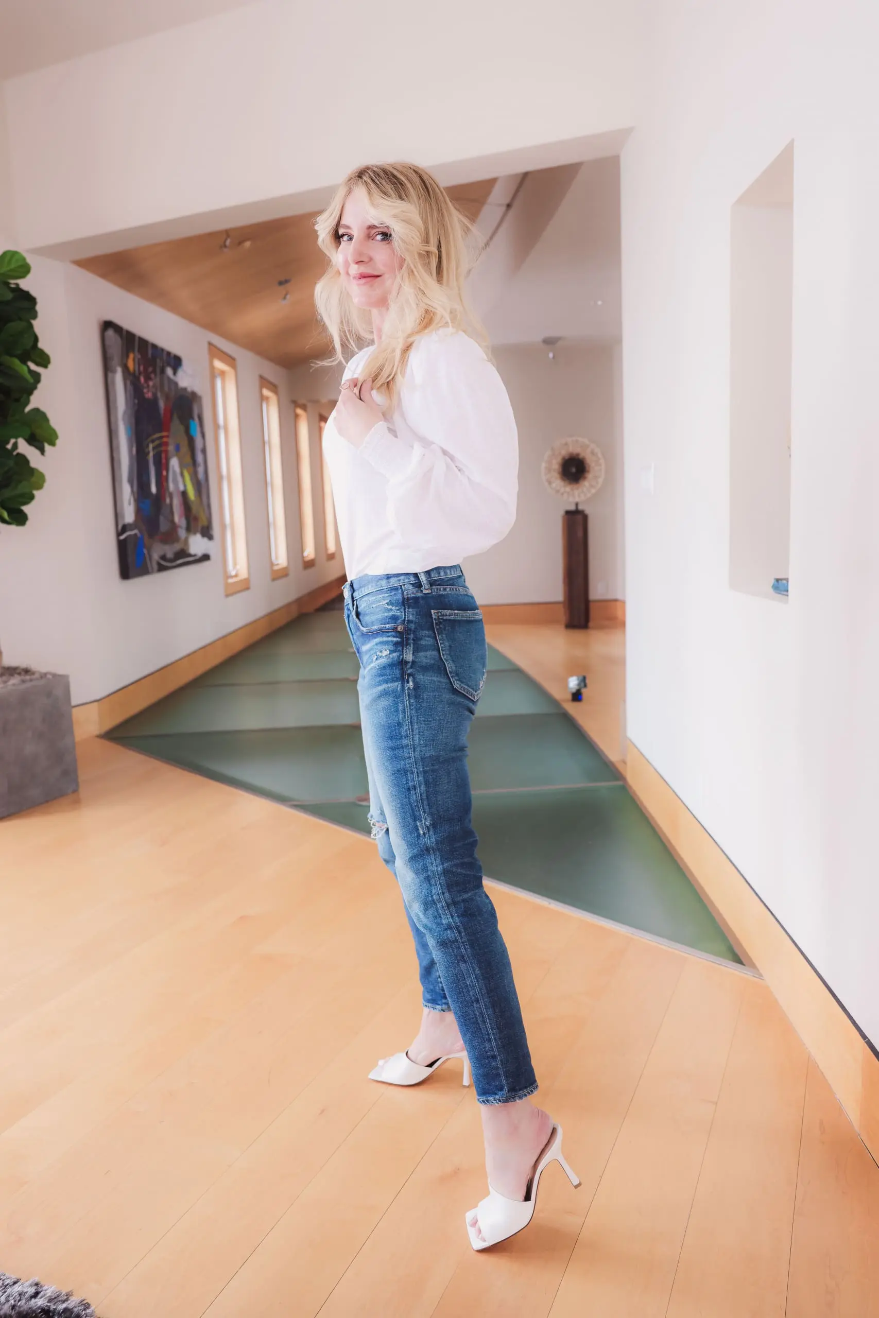 How to look better in photos, Look taller and slimmer in photos, Erin Busbee style blogger, fashion over 40
