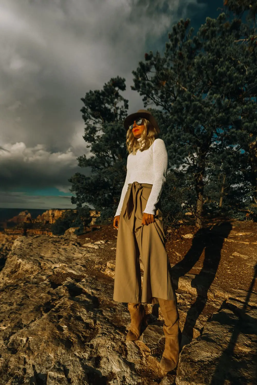 Grand Canyon Rim Trail featuring fashion blogger Erin Busbee of BusbeeStyle.com wearing camel culottes, white turtleneck and a brown hat