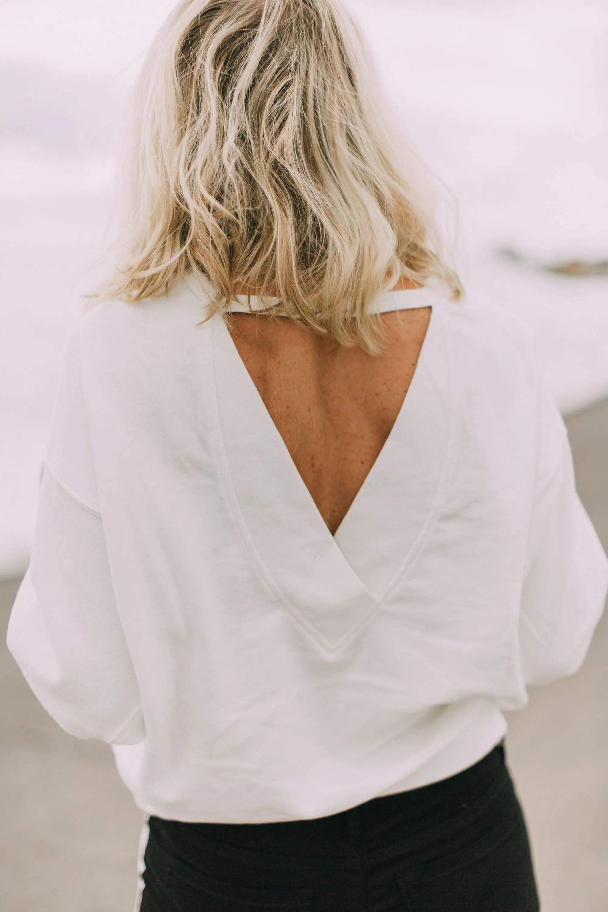 fashion blogger wearing walmart fashion find white open back sweatshirt with black skinny jeans