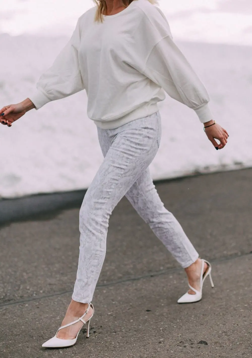 fashion blogger showing outfit with white snakeskin walmart sofia vergara jeans outfit with white pumps and open back sweatshirt