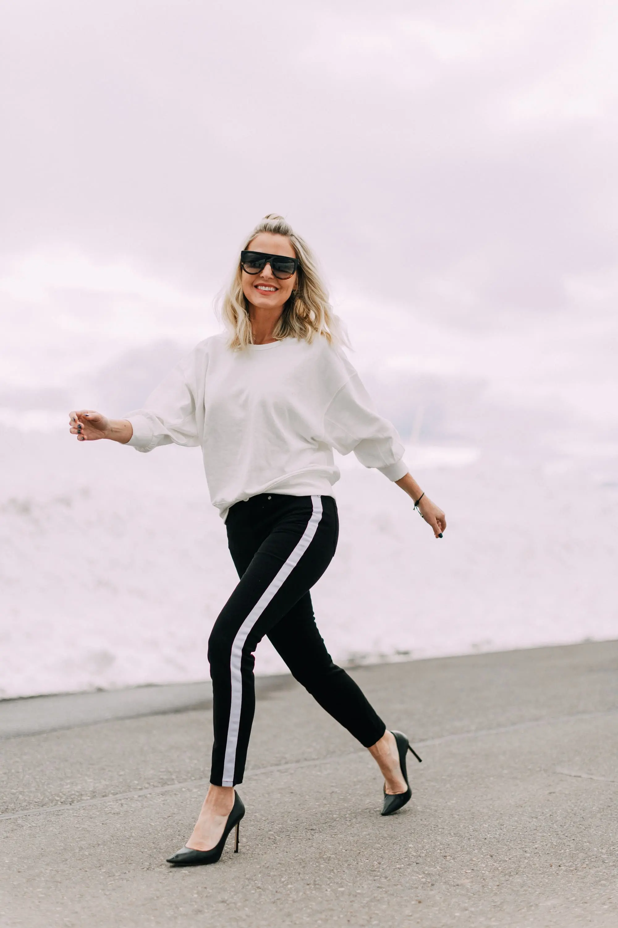 fashion blogger wearing walmart sofia vergara black skinny jeans with white stripe in telluride colorado