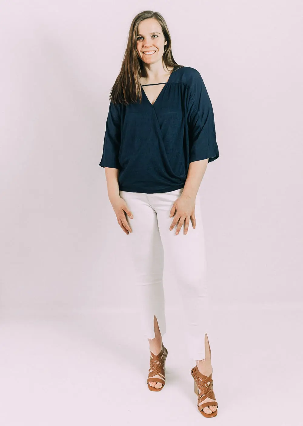 perfect outfit for a curvy hourglass body figure type white jeans and tan sandals