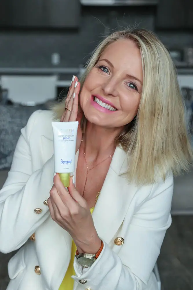 Best Sunscreen, Fashion blogger over 40 Erin Busbee of BusbeeStyle.com featuring the Unseen Screen from Supergoop! in Telluride, CO
