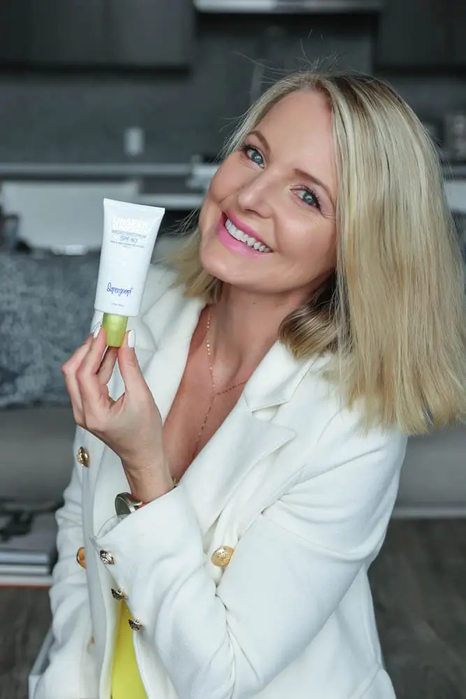Best Sunscreen, Fashion blogger over 40 Erin Busbee of BusbeeStyle.com featuring the Unseen Screen from Supergoop! in Telluride, CO