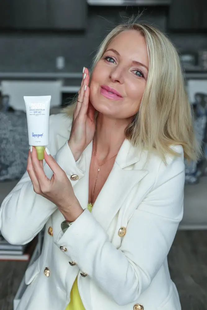 Best Sunscreen, Fashion blogger over 40 Erin Busbee of BusbeeStyle.com featuring the Unseen Screen from Supergoop! in Telluride, CO