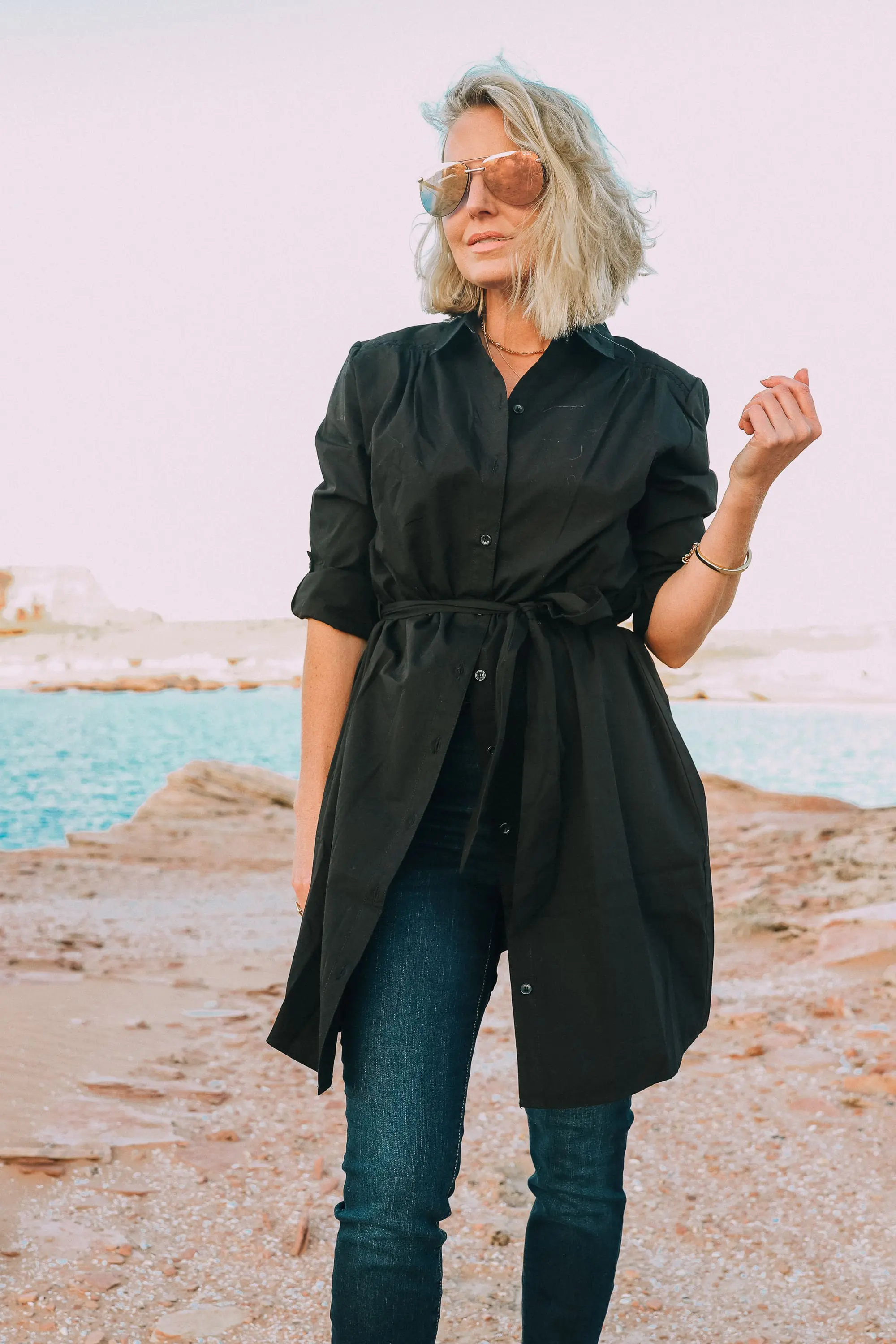How To Wear A Shirtdress, fashion blogger erin busbee of busbeestyle.com at Lake Powell, Arizona wearing a black Time and Tru shirtdress with Sofia Vergara skinny jeans and Louise et Cie white pumps from Walmart