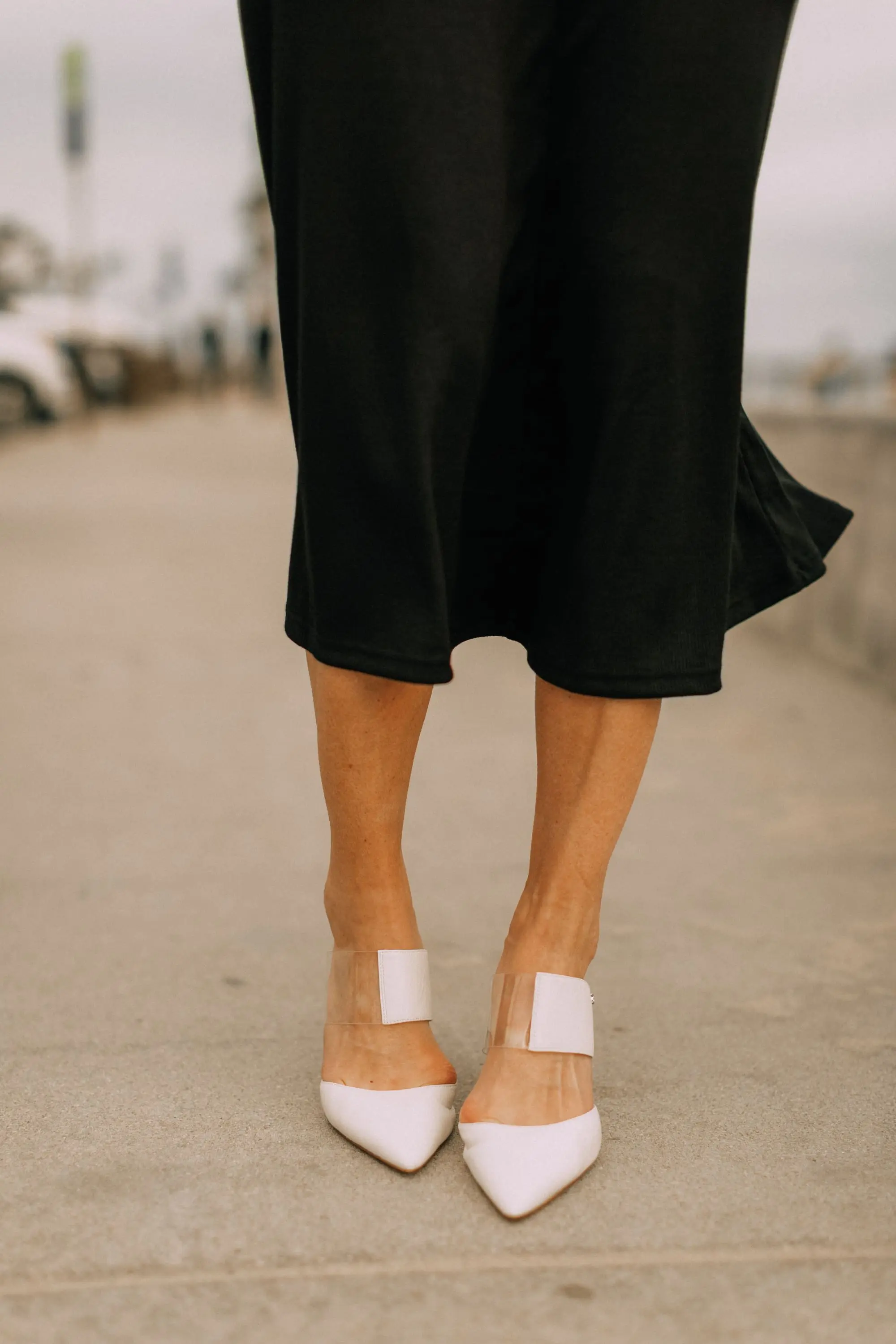 White Accessories, Fashion blogger over 40 Erin Busbee of BusbeeStyle.com featuring white Sam Edelman pumps in Newport Beach, CA