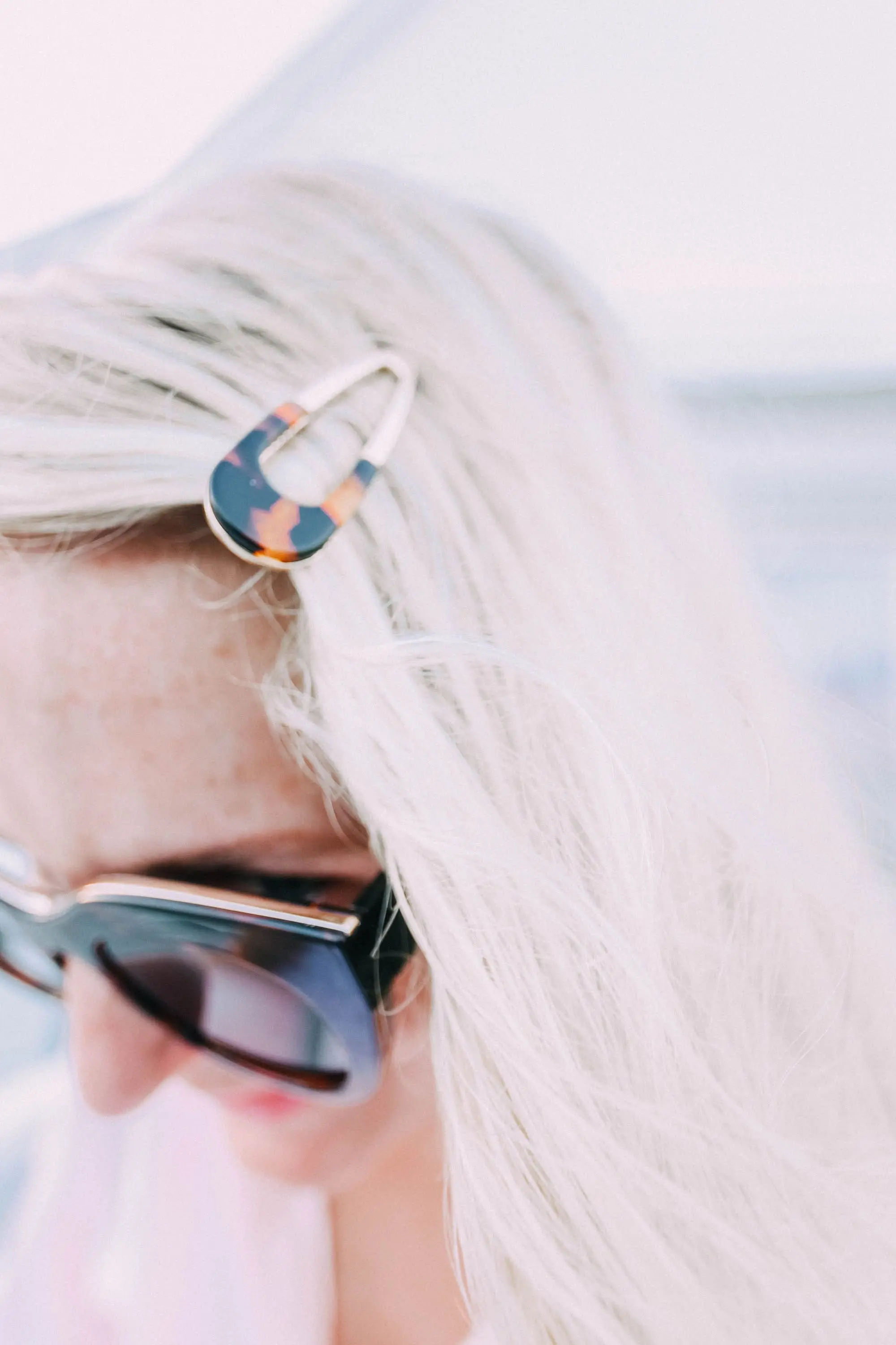 Hair Accessories, Fashion blogger Erin Busbee of BusbeeStyle.com wearing a tortoise and gold hair clip at the beach in Florida