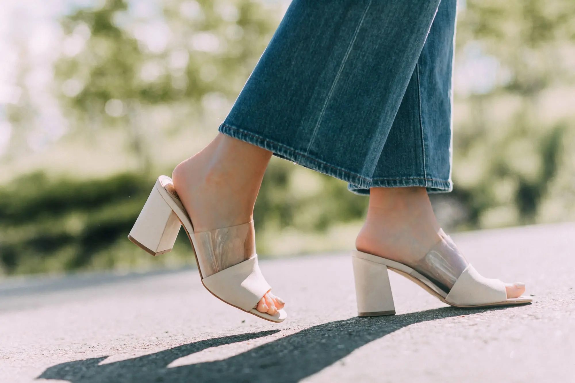 Lucite Trend, Fashion blogger Erin Busbee of BusbeeStyle.com wearing lucite mules from Vince Camuto with J Brand jeans, white Leith top, Hermes belt, and a python print Vince Camuto bag in Telluride, Colorado