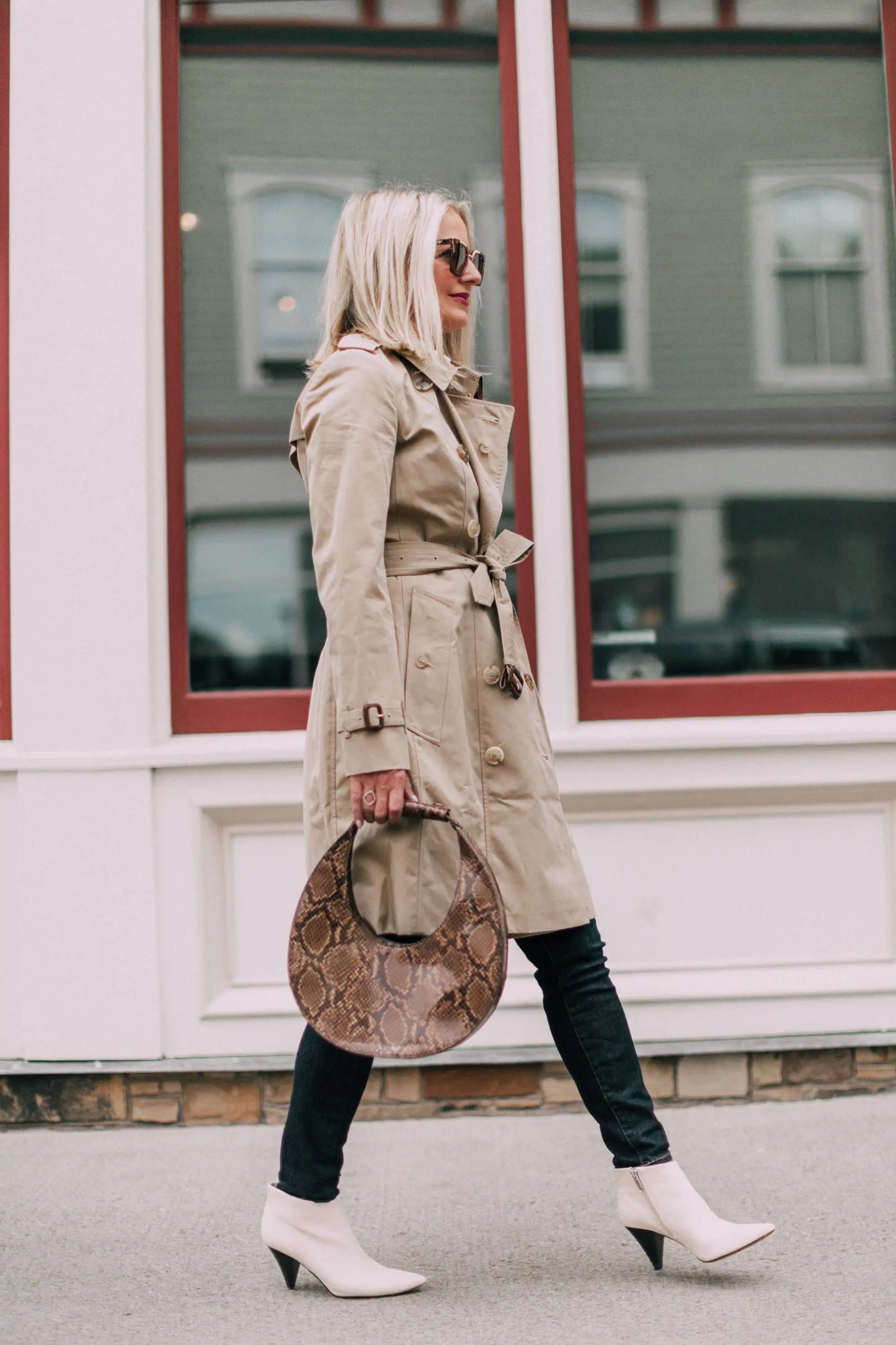 burberry chelsea heritage slim fit trench coat in honey color, reviewing iconic burberry trench coat