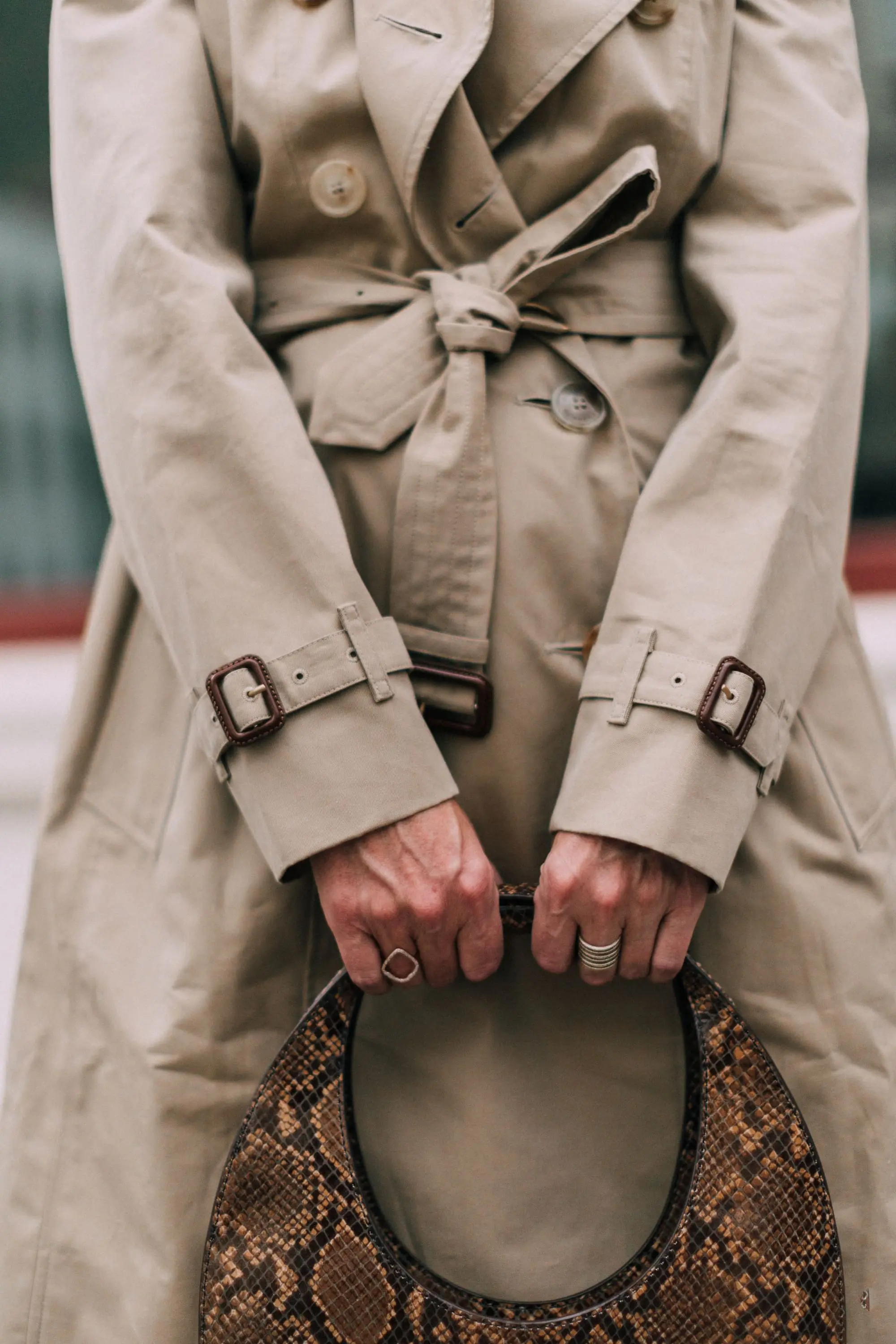 sleeve buckles on burberry chelsea heritage slim fit trench coat in honey color, reviewing iconic burberry trench coat