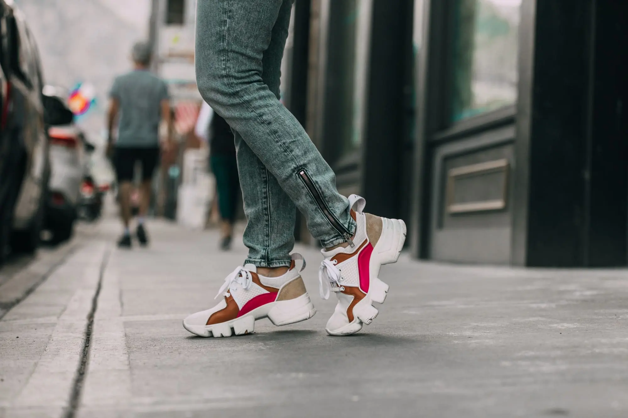 how to wear dad sneaker trend designer givenchy ugly sneakers outfit