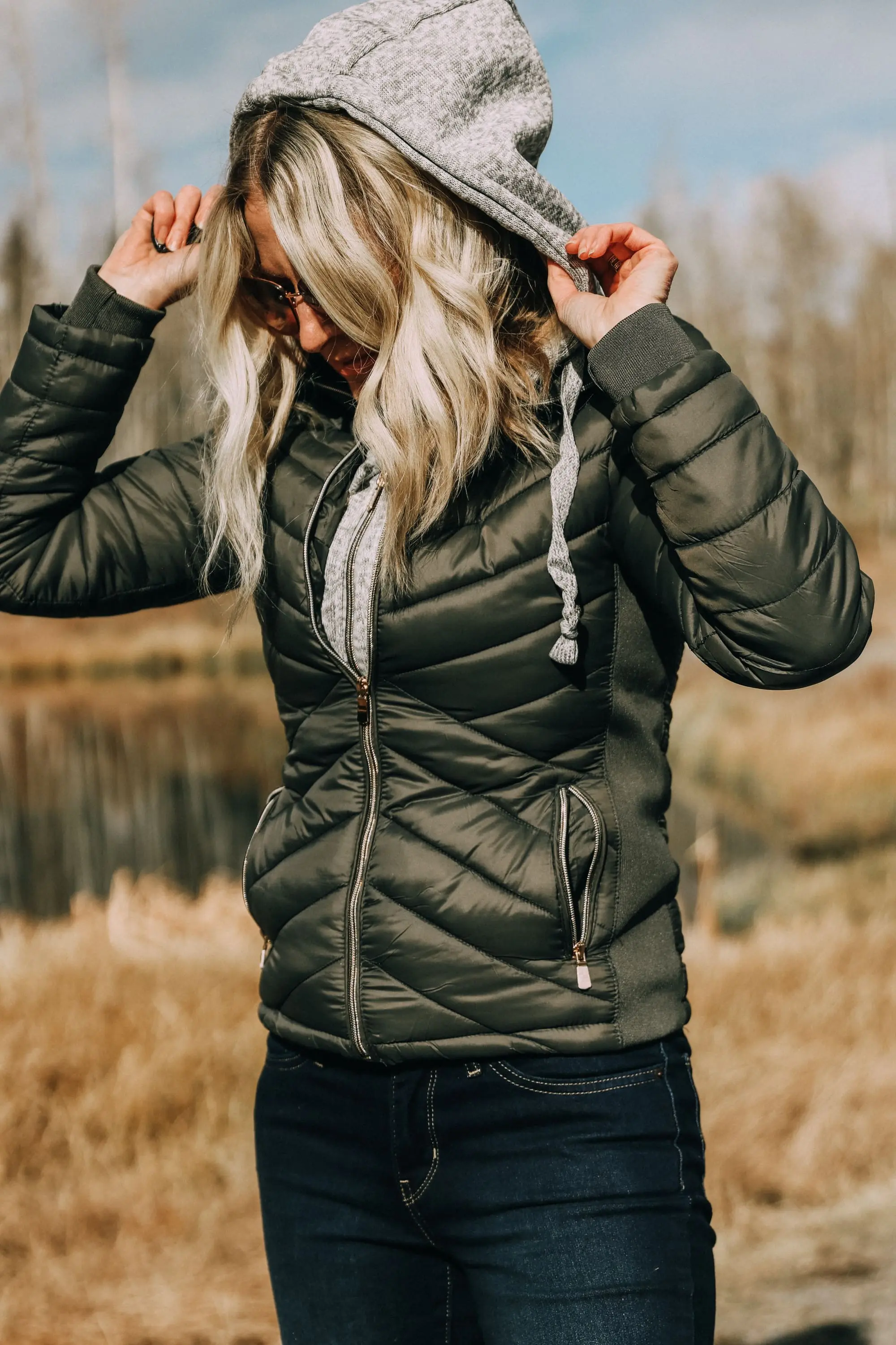 fashion blogger wearing affordable hunter green puffer jacket paired with levis skinny jeans