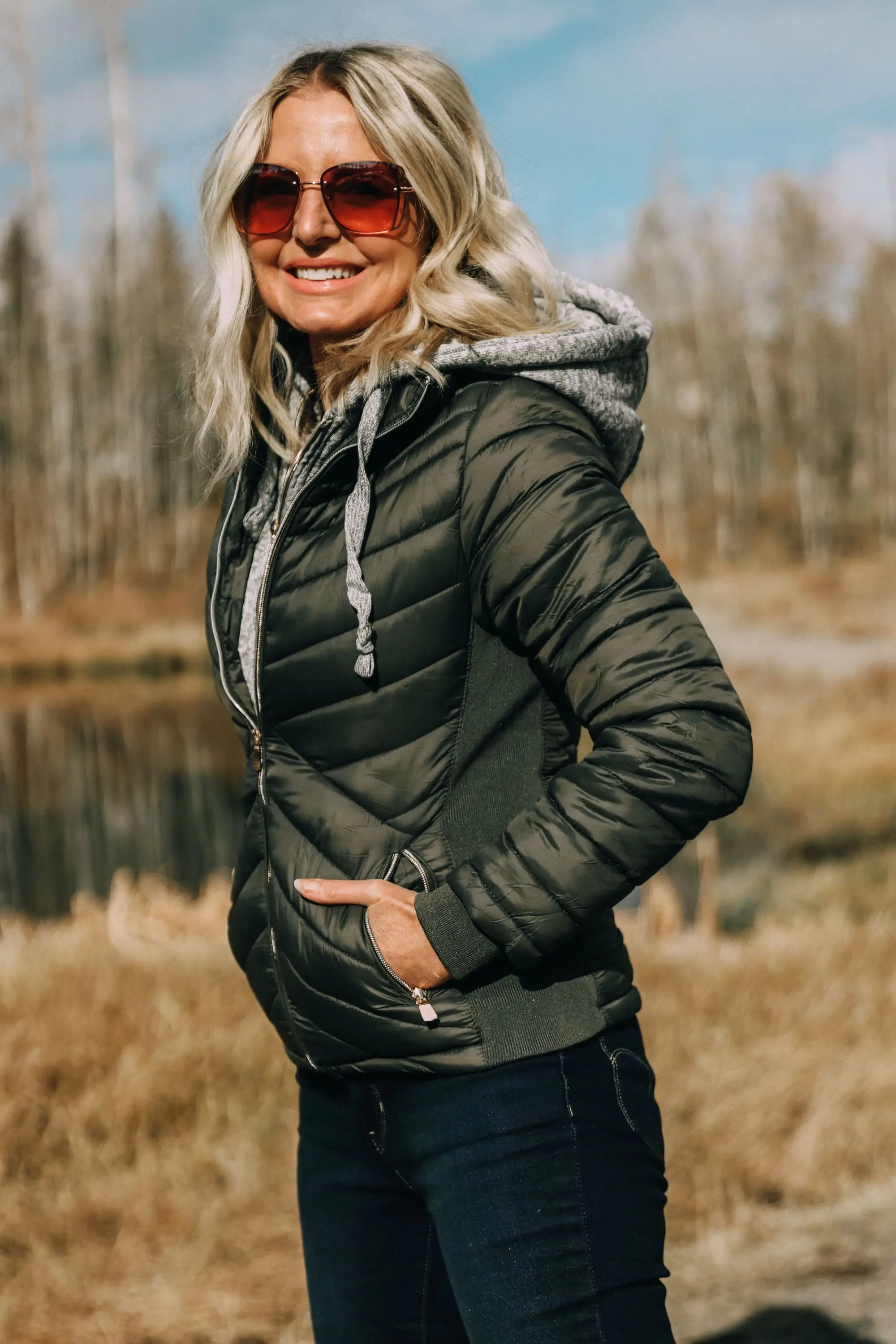 fashion blogger erin busbee wearing affordable puffer jacket paired with levis skinny jeans outside during the winter