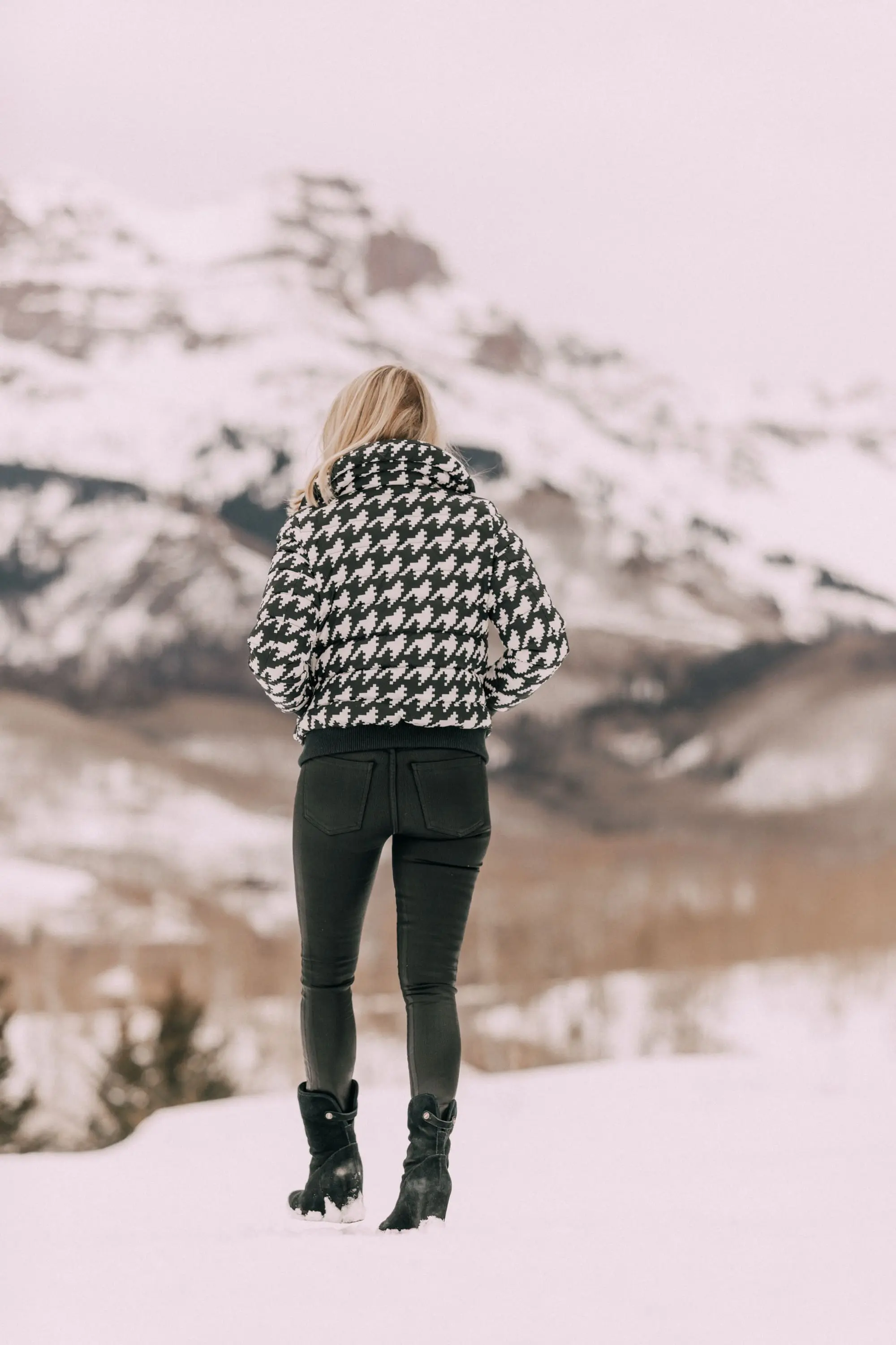 Chic Ski Brand, Fashion blogger Erin Busbee of BusbeeStyle.com wearing black Rocket leatherette Skinny Jeans by Citizens of Humanity with a black cashmere turtleneck sweater by Aqua, and a houndstooth puffer jacket by Perfect Moment from Shopbop, and Ugg wedge boots in the snow in Telluride, CO