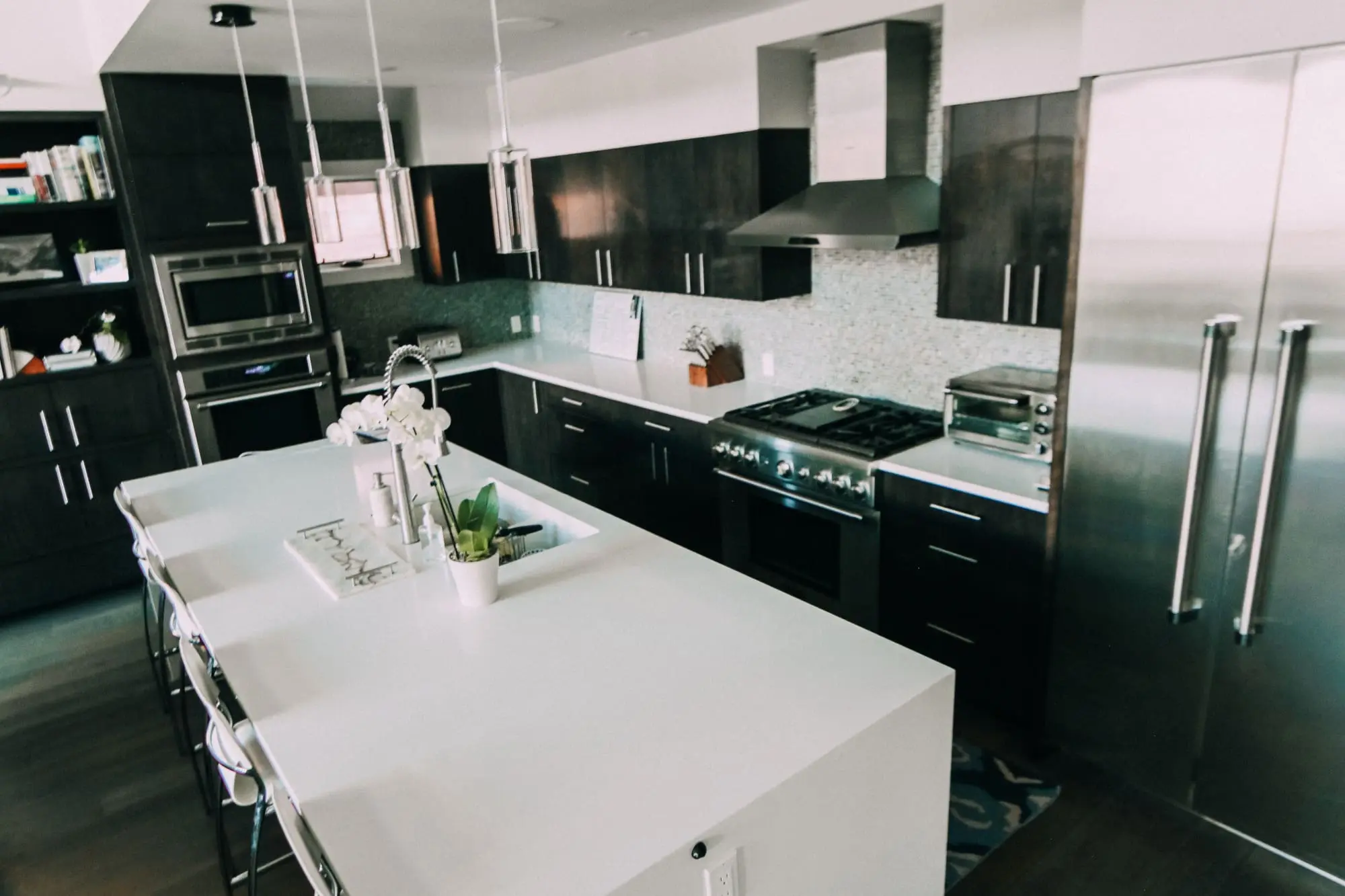 How To Pick A Kitchen Rug, Fashion blogger Erin Busbee of BusbeeStyle.com sharing how to pick the perfect kitchen rug for your space, plus her favorite kitchen runners and where to buy the best rugs. Sharing her blue abstract kitchen rug in her home in Telluride, Colorado