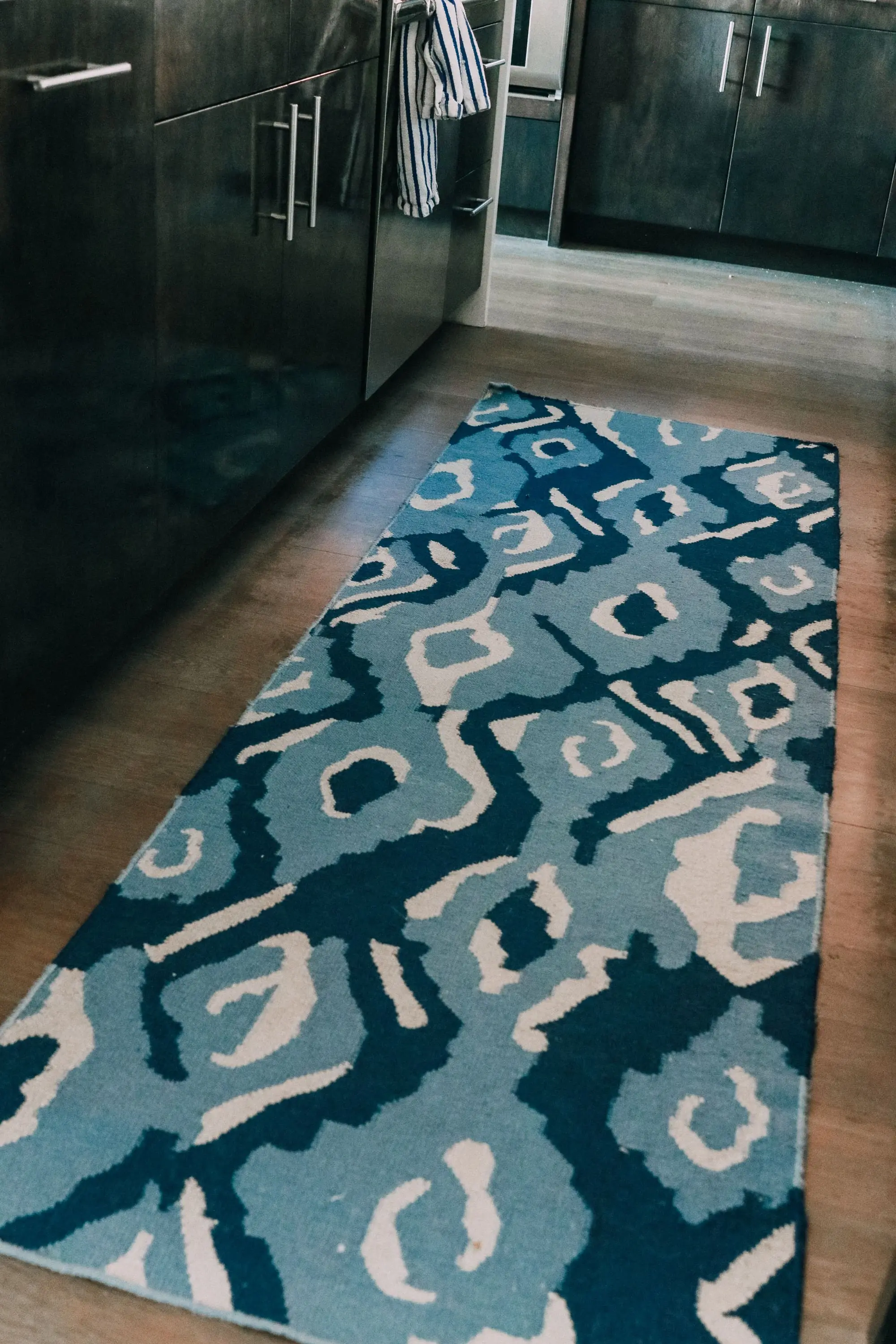 How To Pick A Kitchen Rug, Fashion blogger Erin Busbee of BusbeeStyle.com sharing how to pick the perfect kitchen rug for your space, plus her favorite kitchen runners and where to buy the best rugs. Sharing her blue abstract kitchen rug in her home in Telluride, Colorado