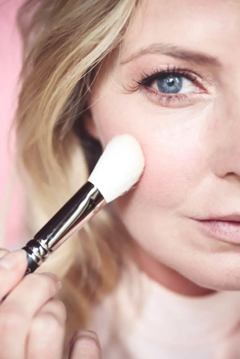 FAVOR LIGHT FOUNDATIONS AND TINTED MOISTURIZERS