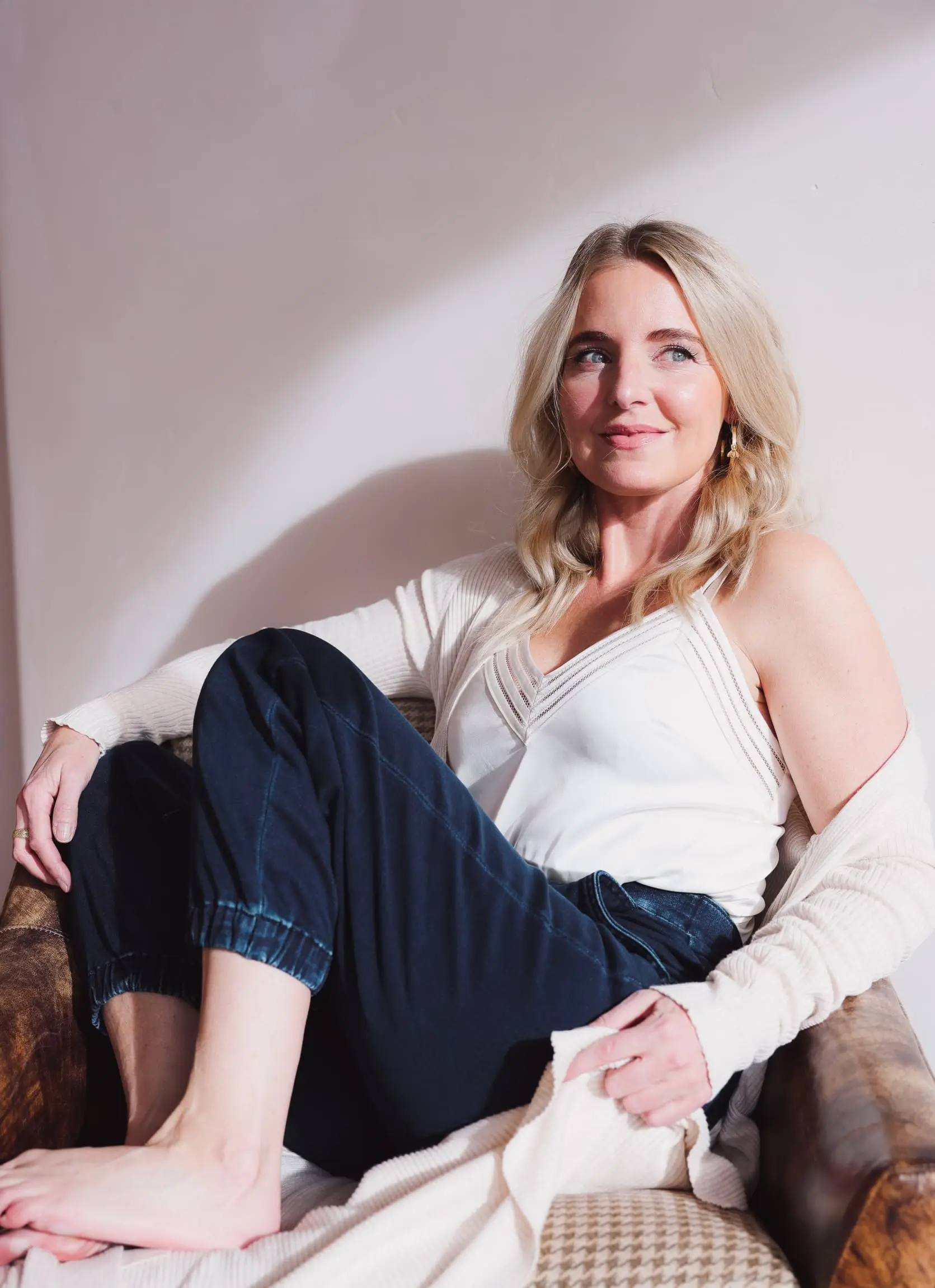 Express Sale, Erin Busbee of Busbee wearing denim joggers, a white satin cami, and long ribbed duster cardigan from Express in Telluride, Colorado