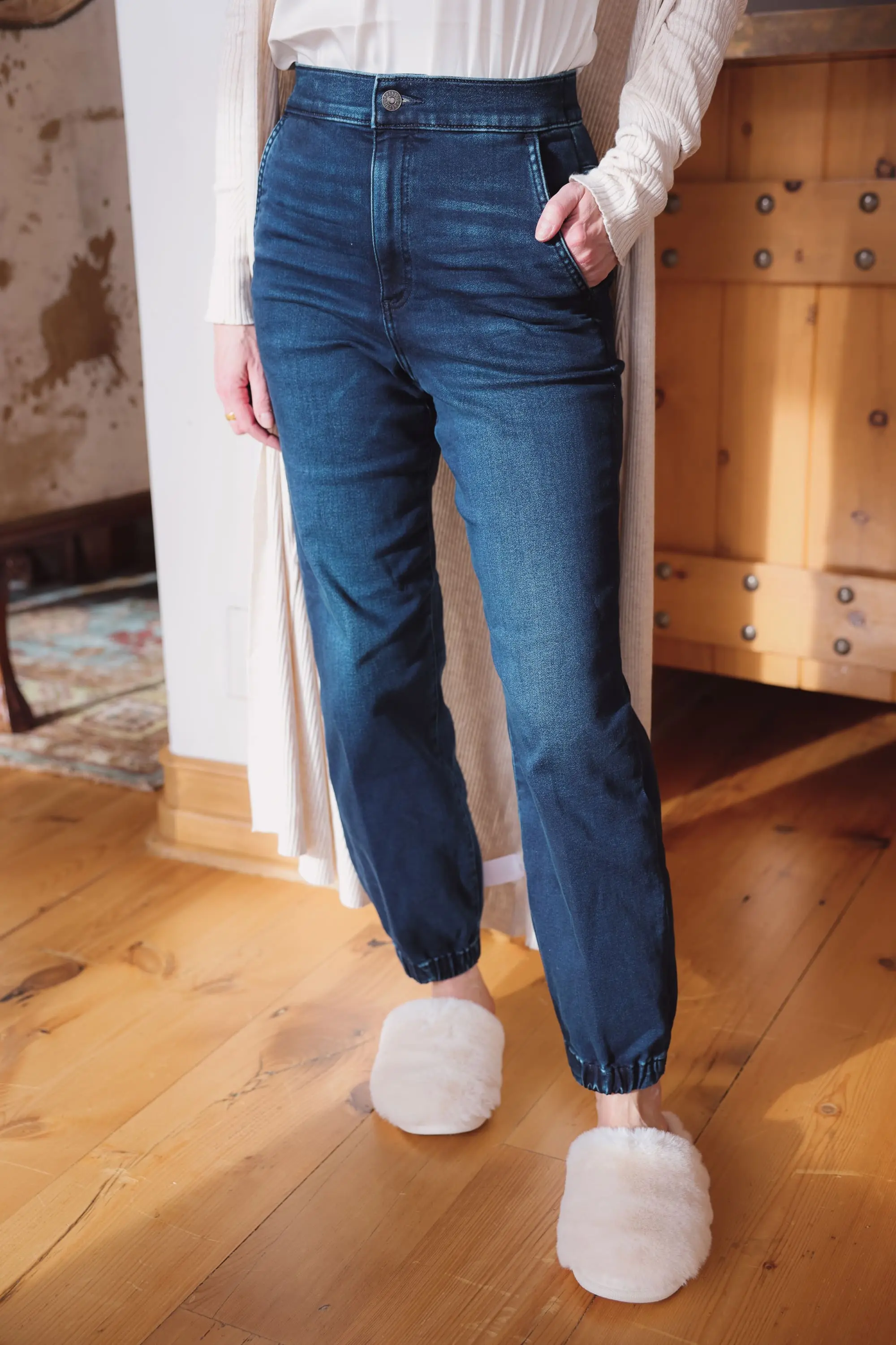 Express Sale, Erin Busbee of Busbee wearing denim joggers, a white satin cami, long ribbed duster cardigan, and slippers from Express in Telluride, Colorado