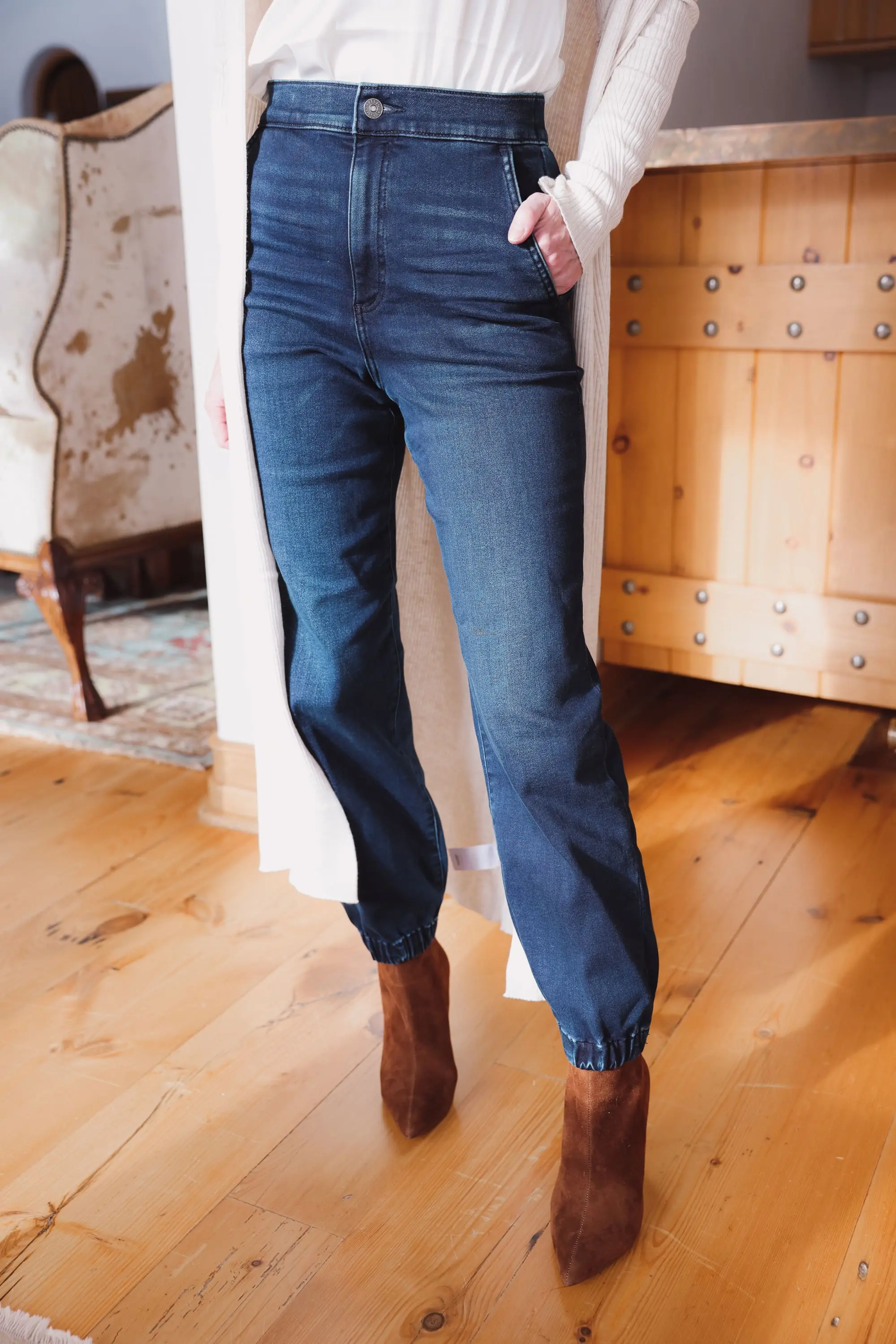 Express Sale, Erin Busbee of Busbee wearing denim joggers, a white satin cami, and long ribbed duster cardigan from Express with Steve Madden brown booties in Telluride, Colorado