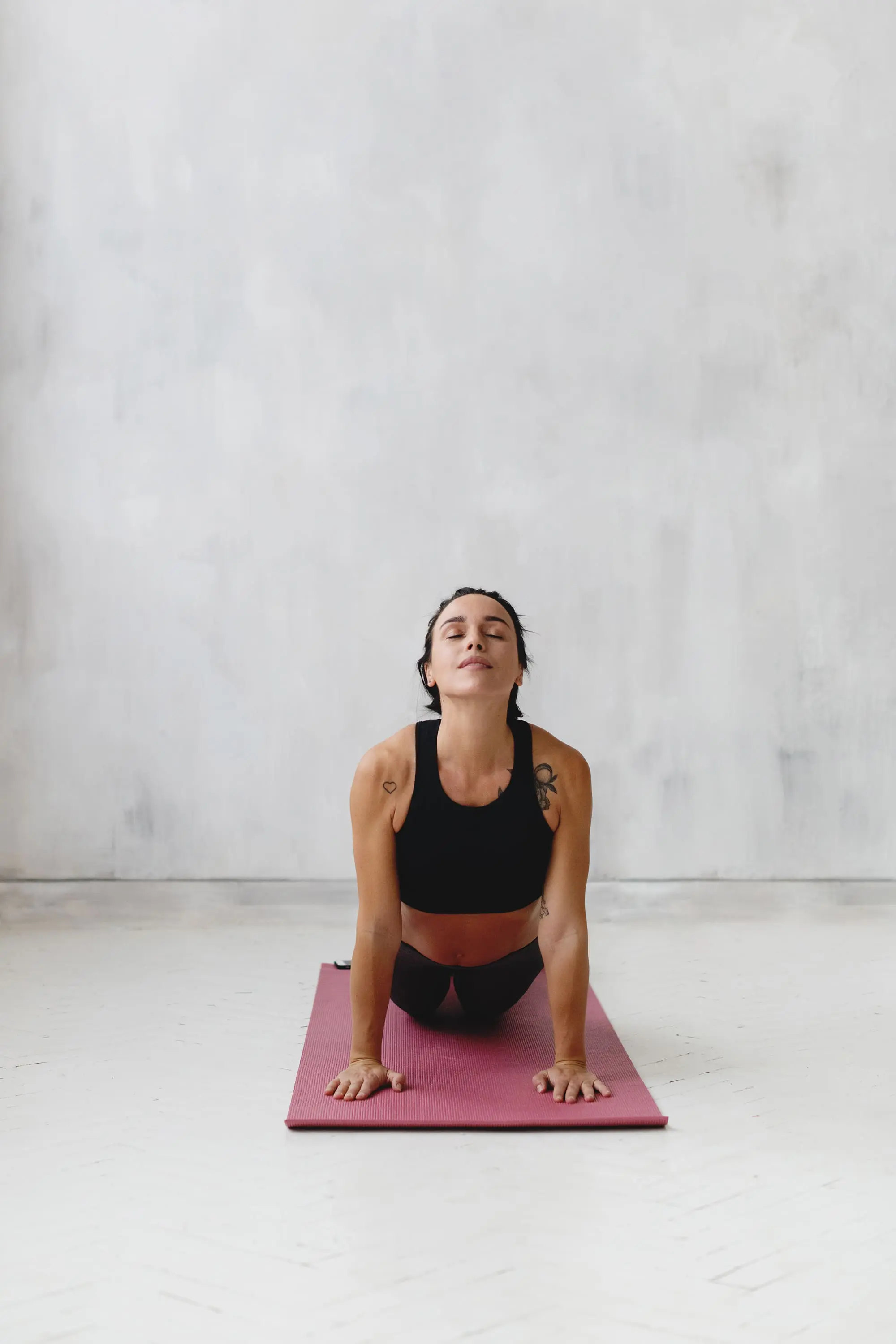 how to get rid of flabby arms, Woman on pink yoga mat in updog