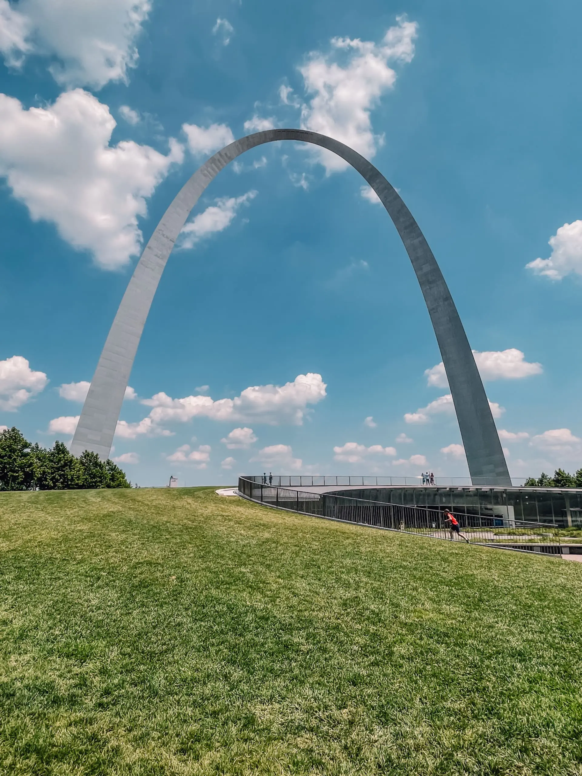 where to stop on a cross-country road trip, best places to stop on a cross country road trip, cross country road trip, west coast to east coast road trip, erin busbee, traveling with kids, how to travel with kids, how to travel with a dog, cross country road trip with kids, st. louis, Missouri, the gateway arch, gateway arch national park, cross country busbee style, family road trip